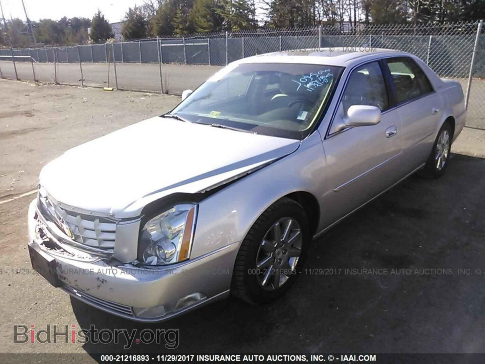 2011 Cadillac Dts - VIN: 1G6KH5E67BU146762 - Photo 2