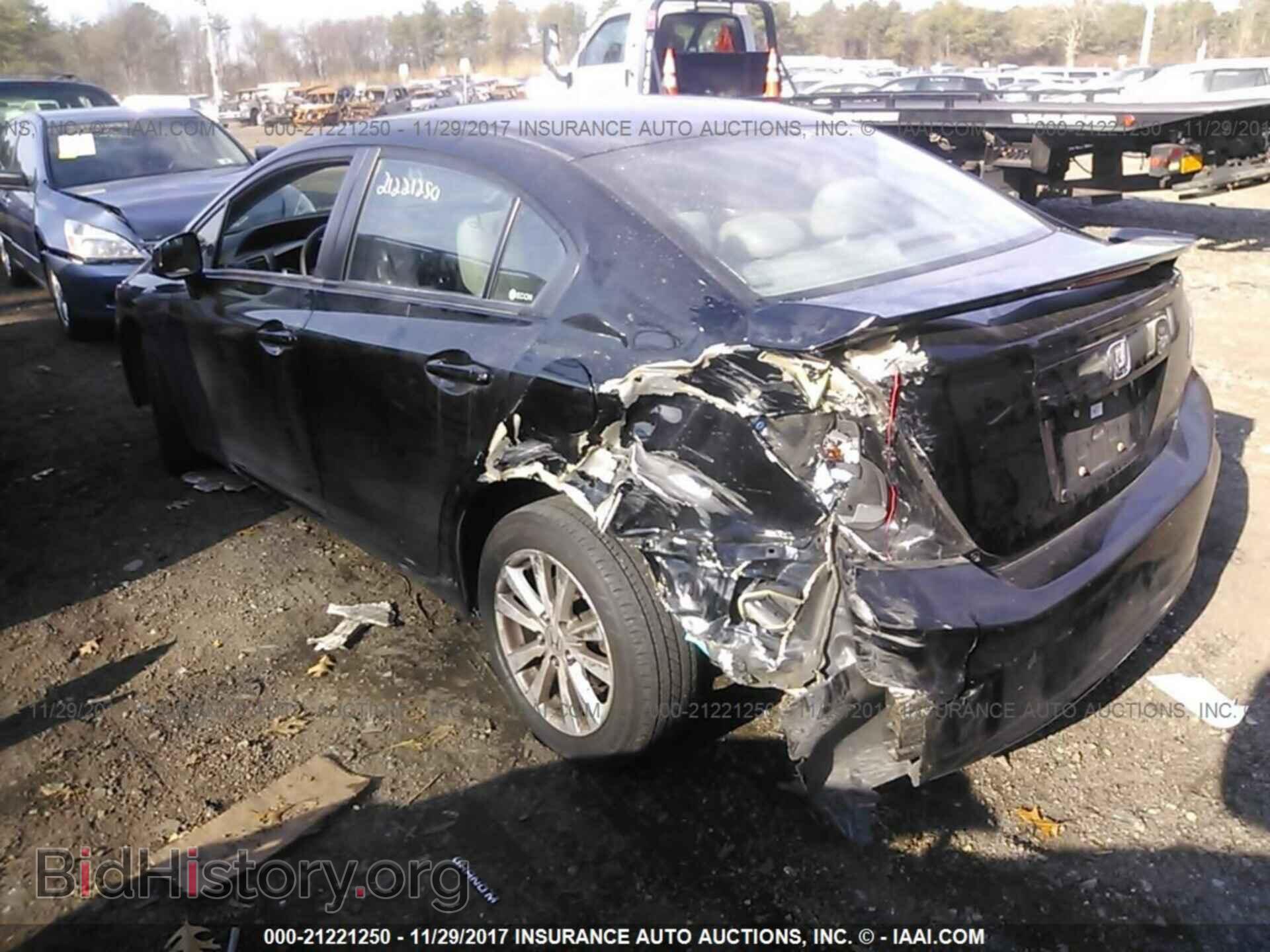 2012 Honda Civic - VIN: 2HGFB2F87CH321824 - Photo 3