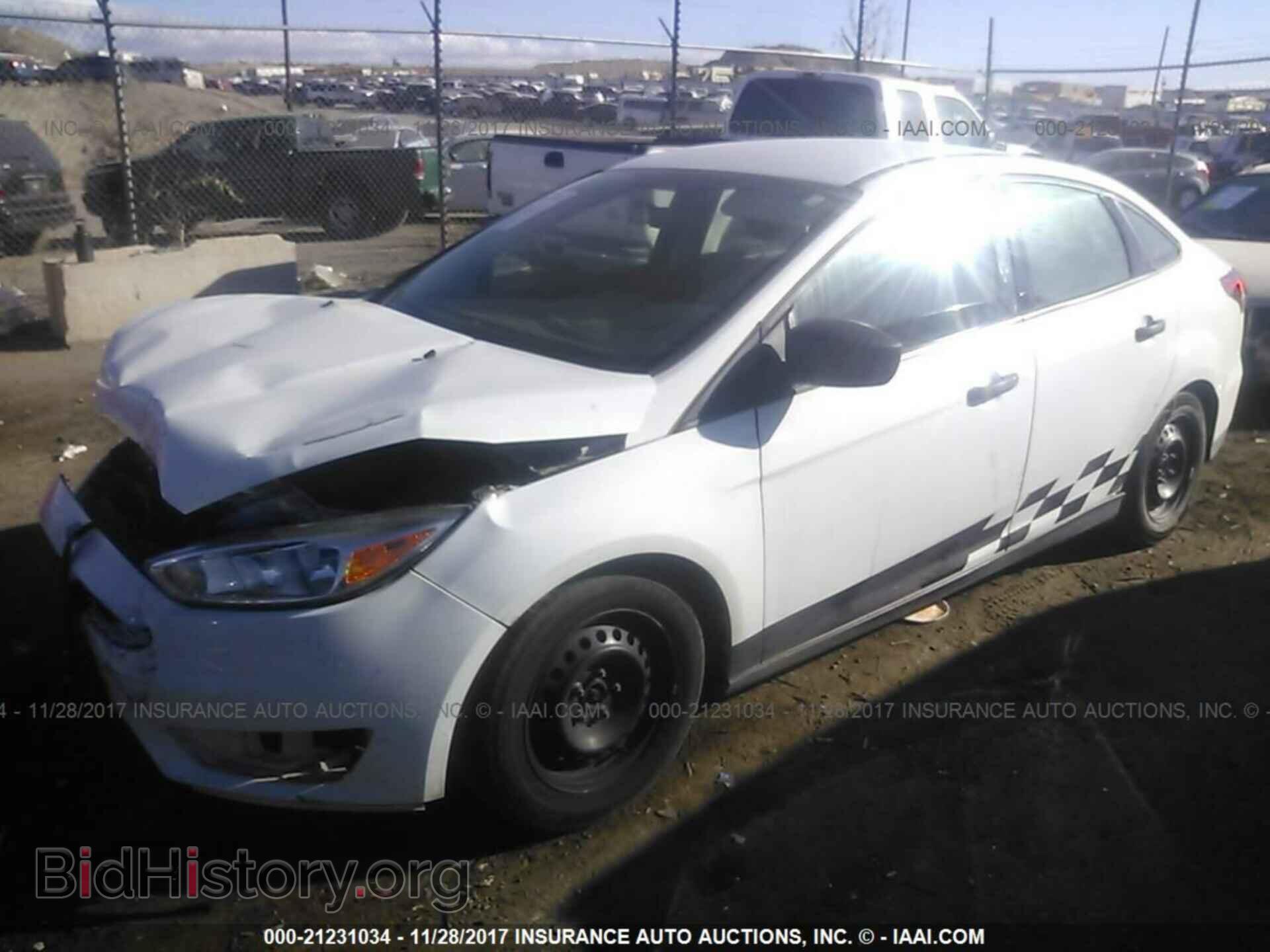2016 Ford Focus - VIN: 1FADP3E29GL203072 - Photo 2