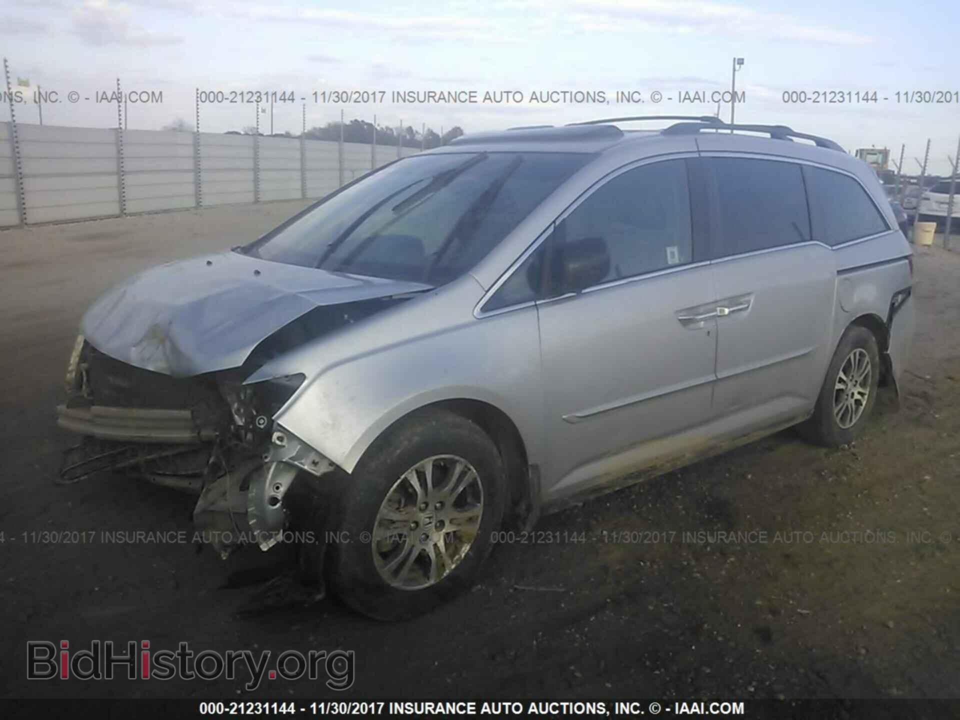 2011 Honda Odyssey - VIN: 5FNRL5H60BB001237 - Фото 2