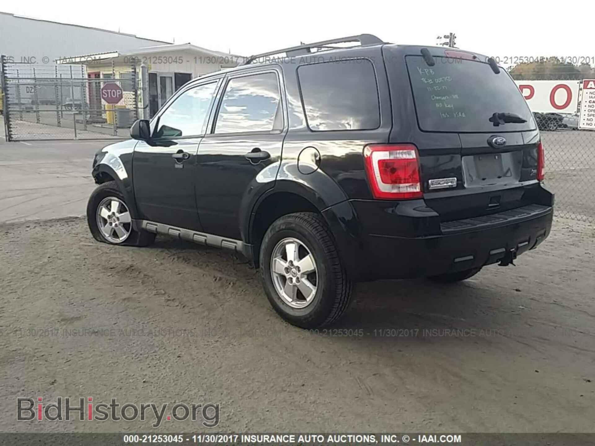 2011 Ford Escape - VIN: 1FMCU9DG3BKA21134 - Фото 3