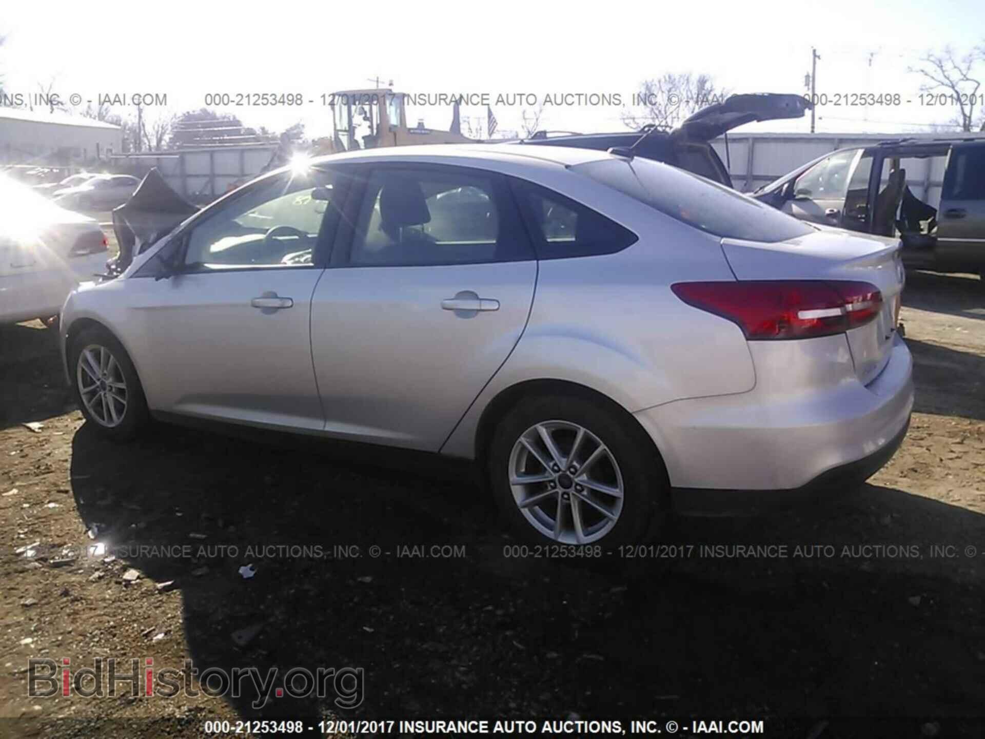 2016 Ford Focus - VIN: 1FADP3F28GL208133 - Photo 3