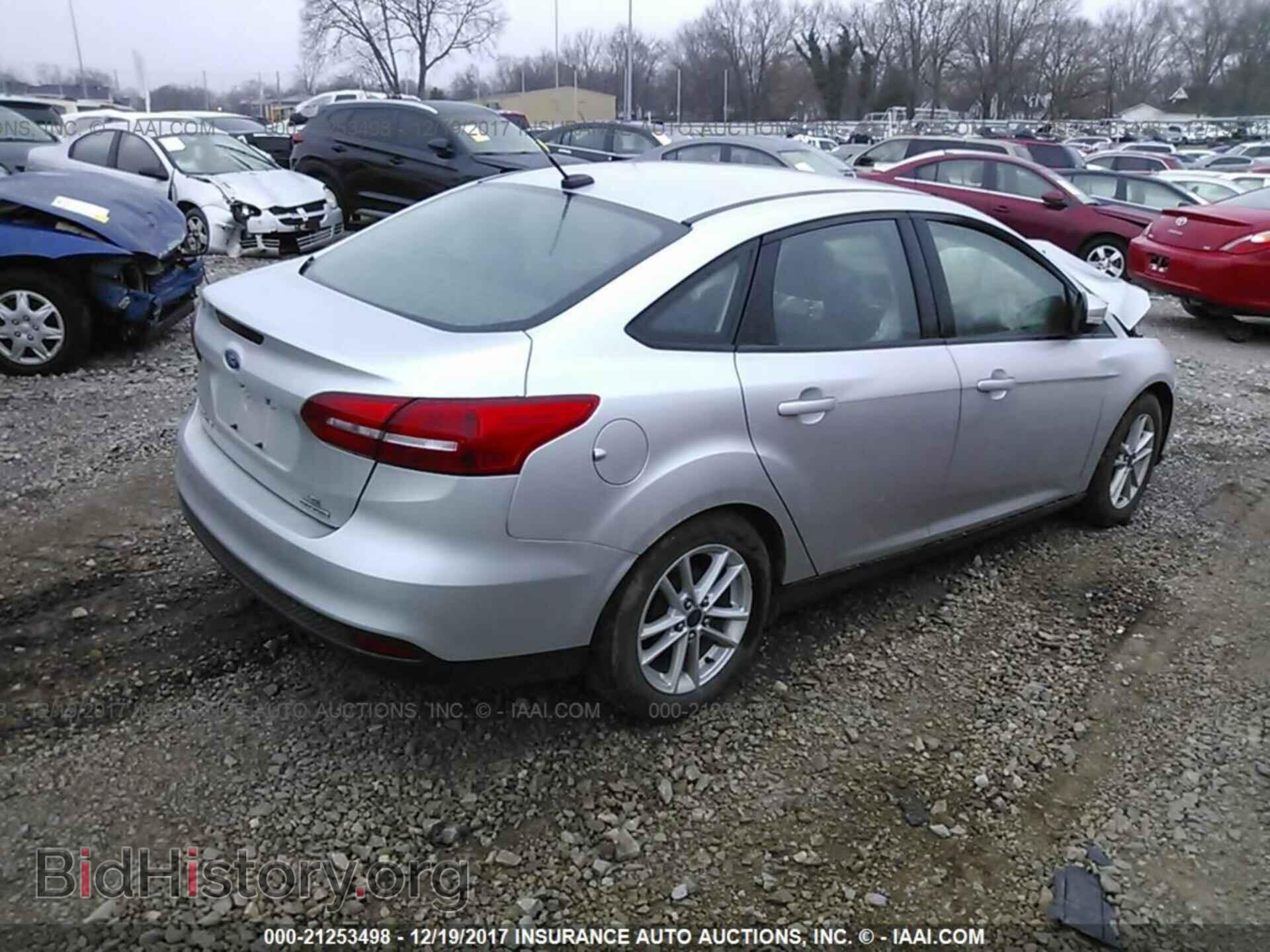 2016 Ford Focus - VIN: 1FADP3F28GL208133 - Photo 4