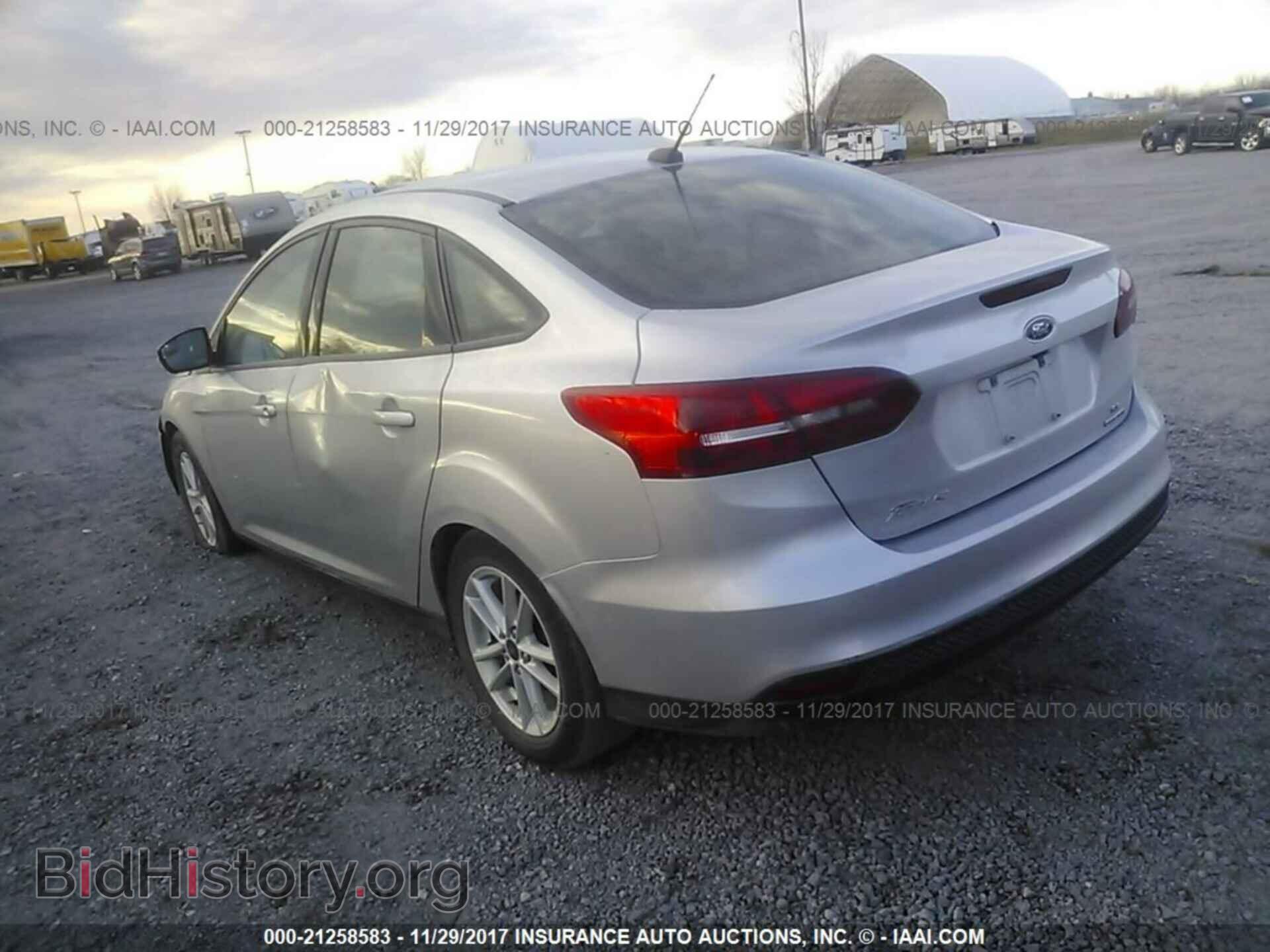 2016 Ford Focus - VIN: 1FADP3F2XGL379577 - Фото 3