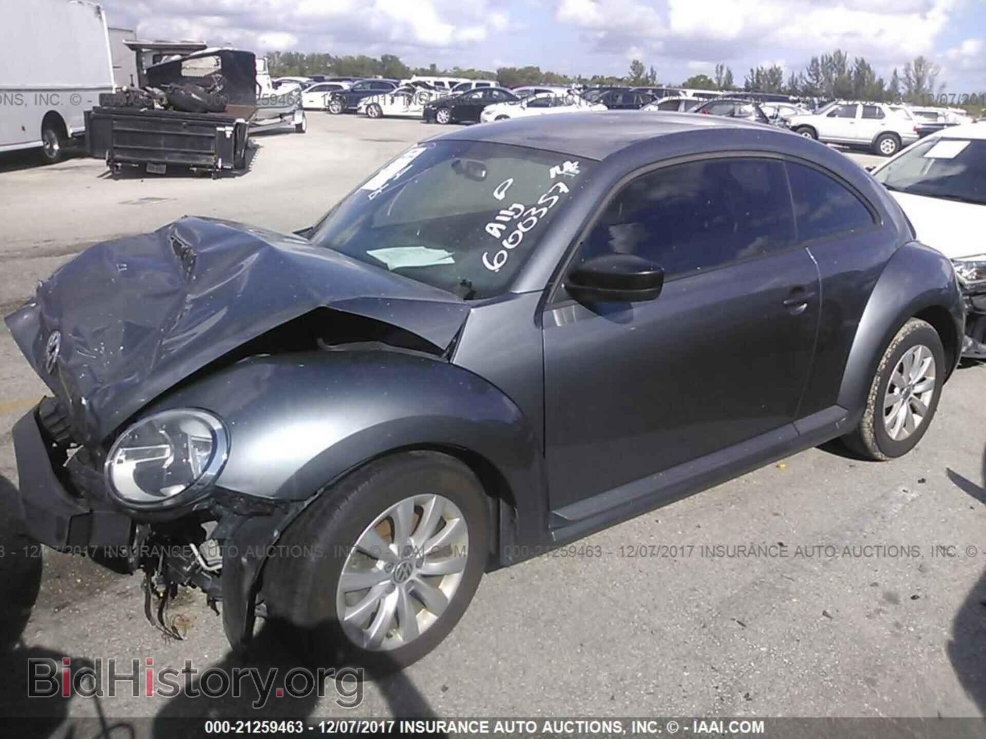 2014 Volkswagen Beetle - VIN: 3VWFP7AT3EM600357 - Фото 2