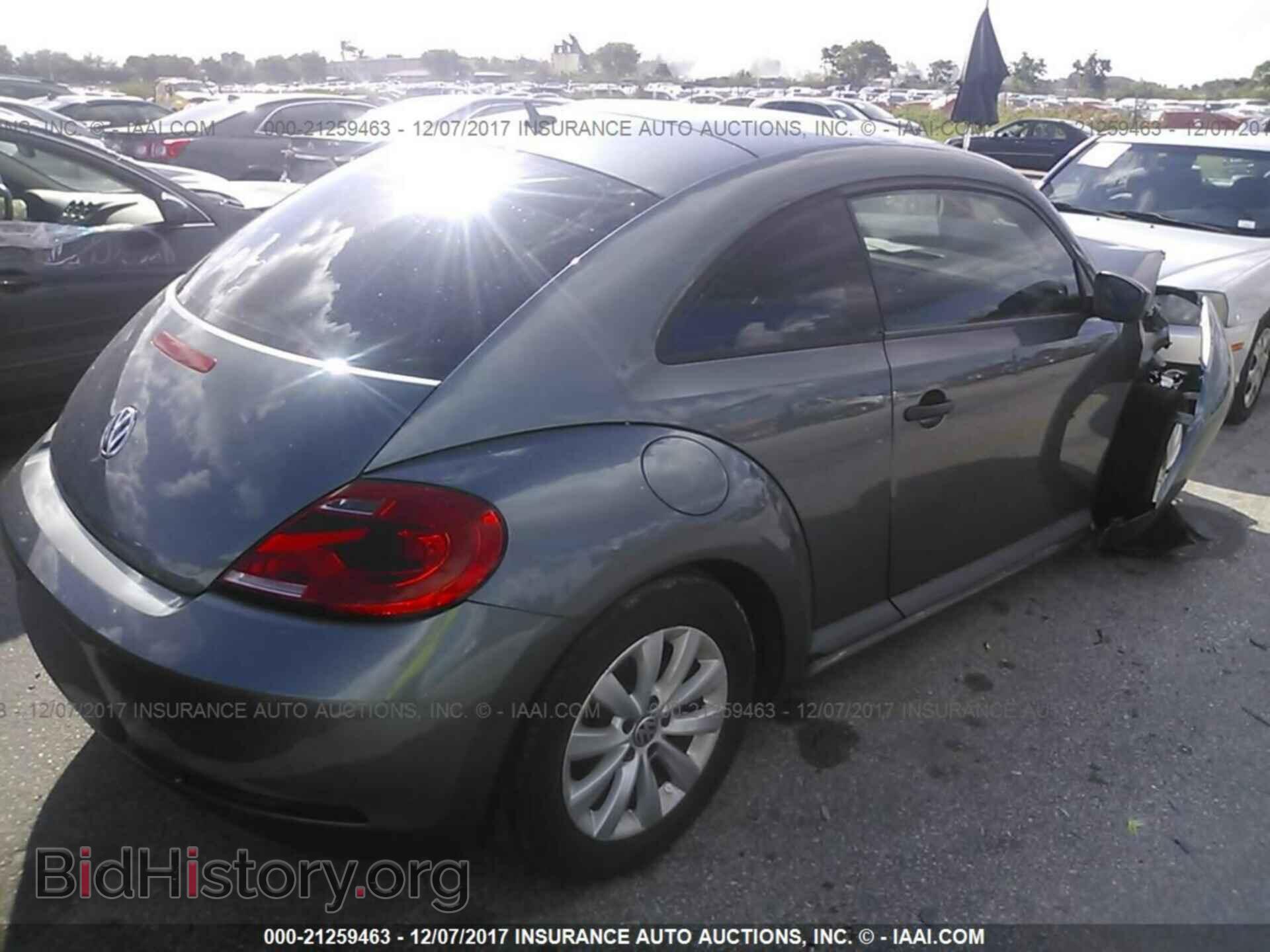2014 Volkswagen Beetle - VIN: 3VWFP7AT3EM600357 - Фото 4