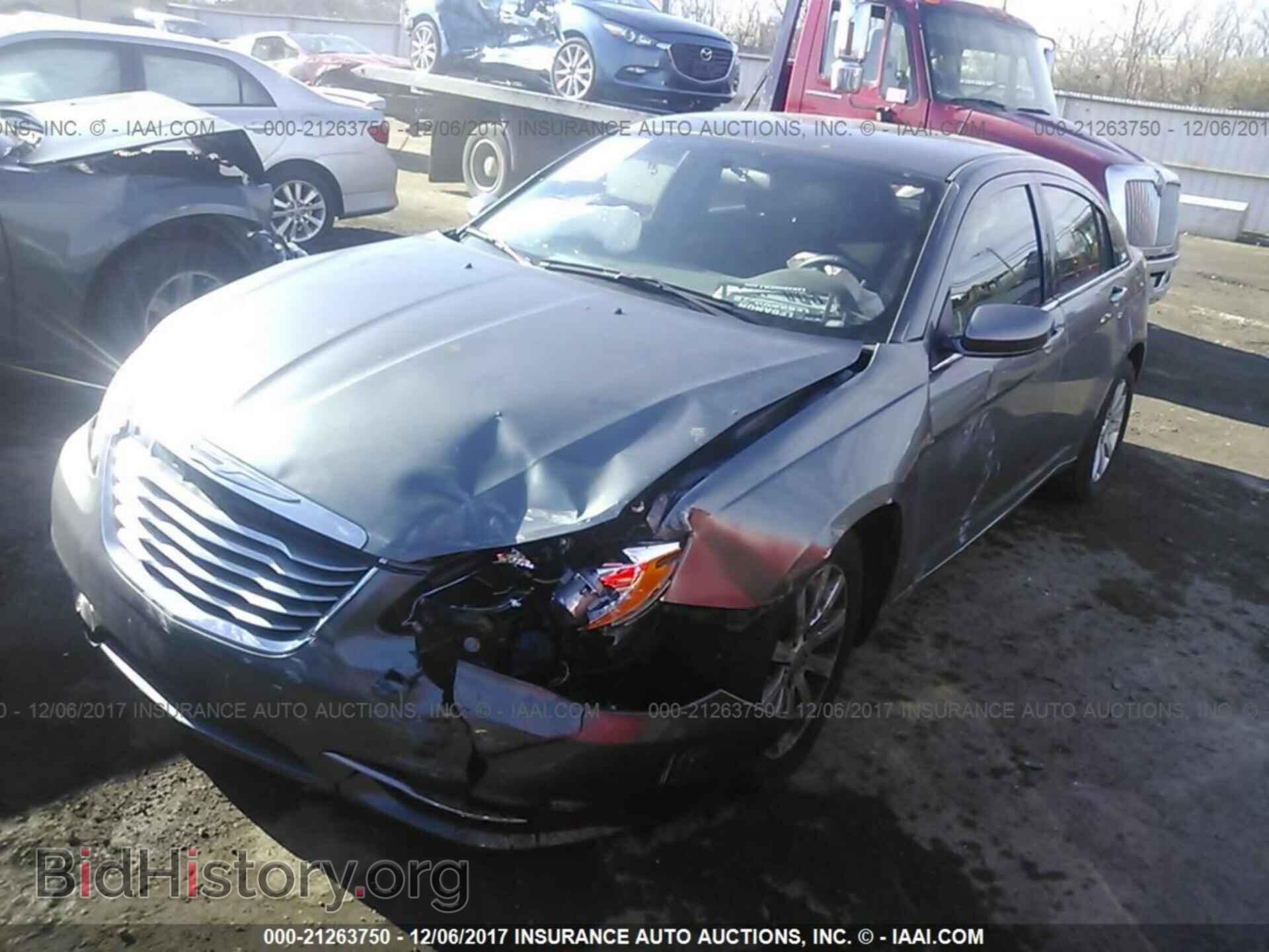 2013 Chrysler 200 - VIN: 1C3CCBBBXDN602268 - Фото 2
