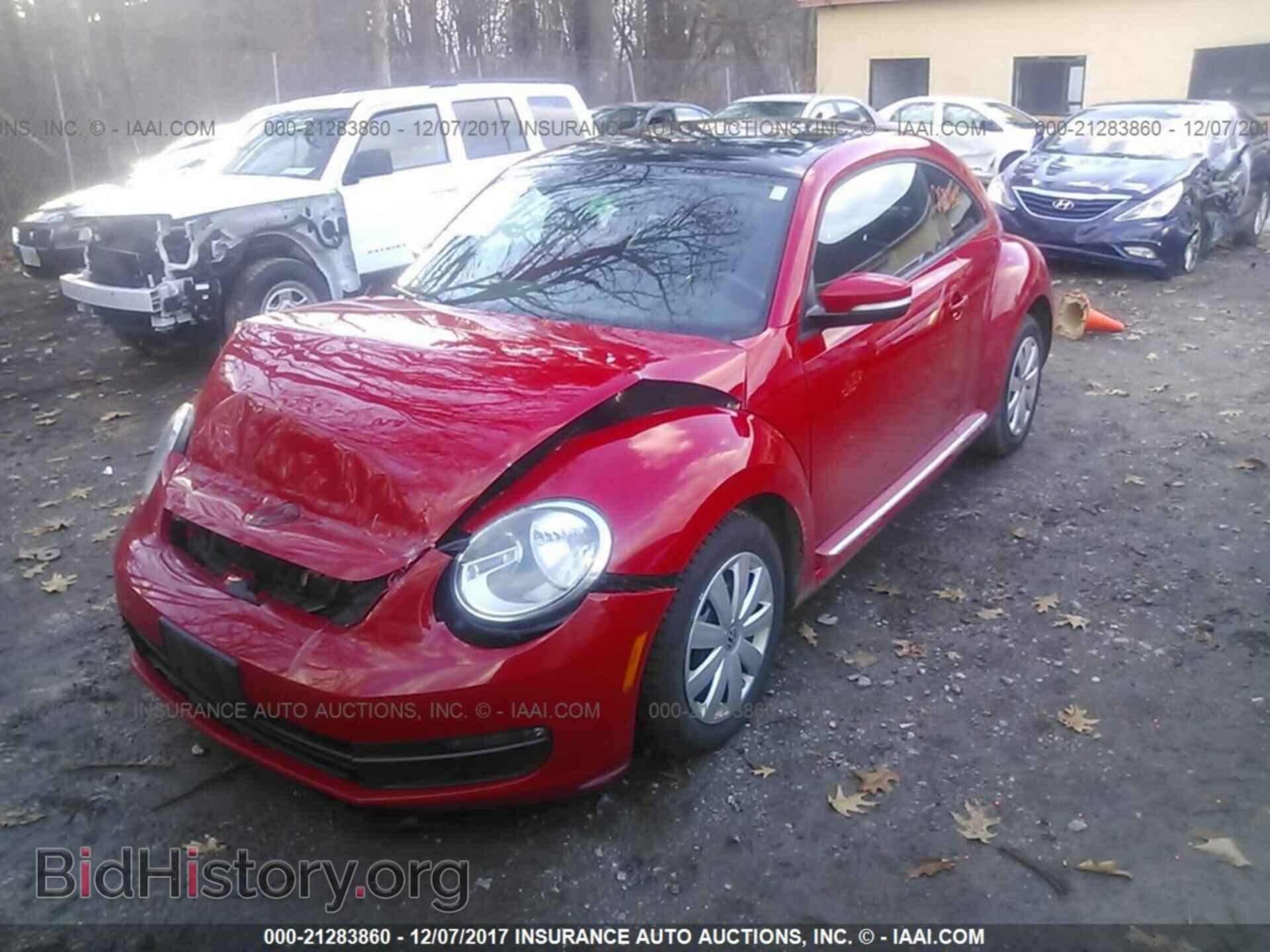 2012 Volkswagen Beetle - VIN: 3VWJP7AT2CM627430 - Фото 2