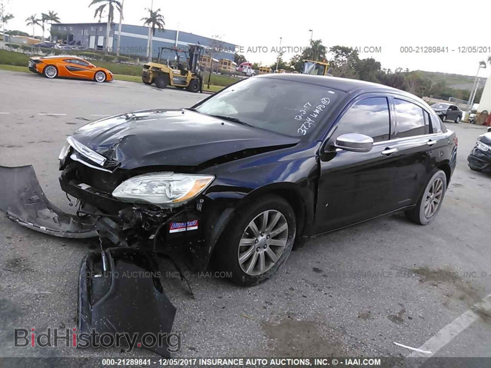 2013 Chrysler 200 - VIN: 1C3CCBCG2DN623724 - Фото 2