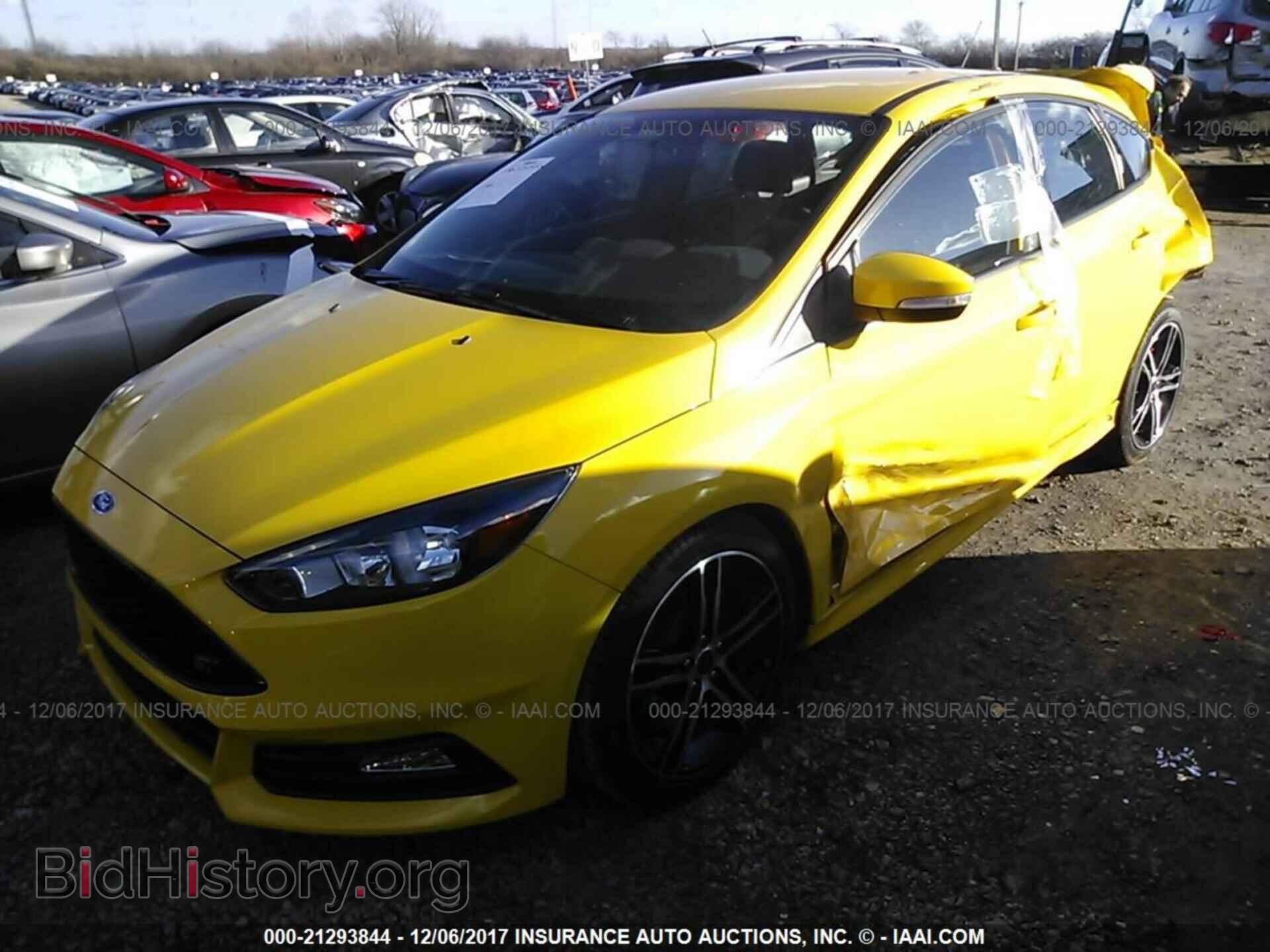2017 Ford Focus - VIN: 1FADP3L92HL323779 - Photo 2