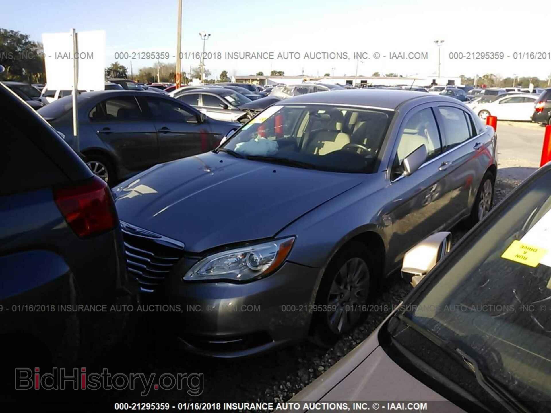2014 Chrysler 200 - VIN: 1C3CCBAB7EN235946 - Photo 2