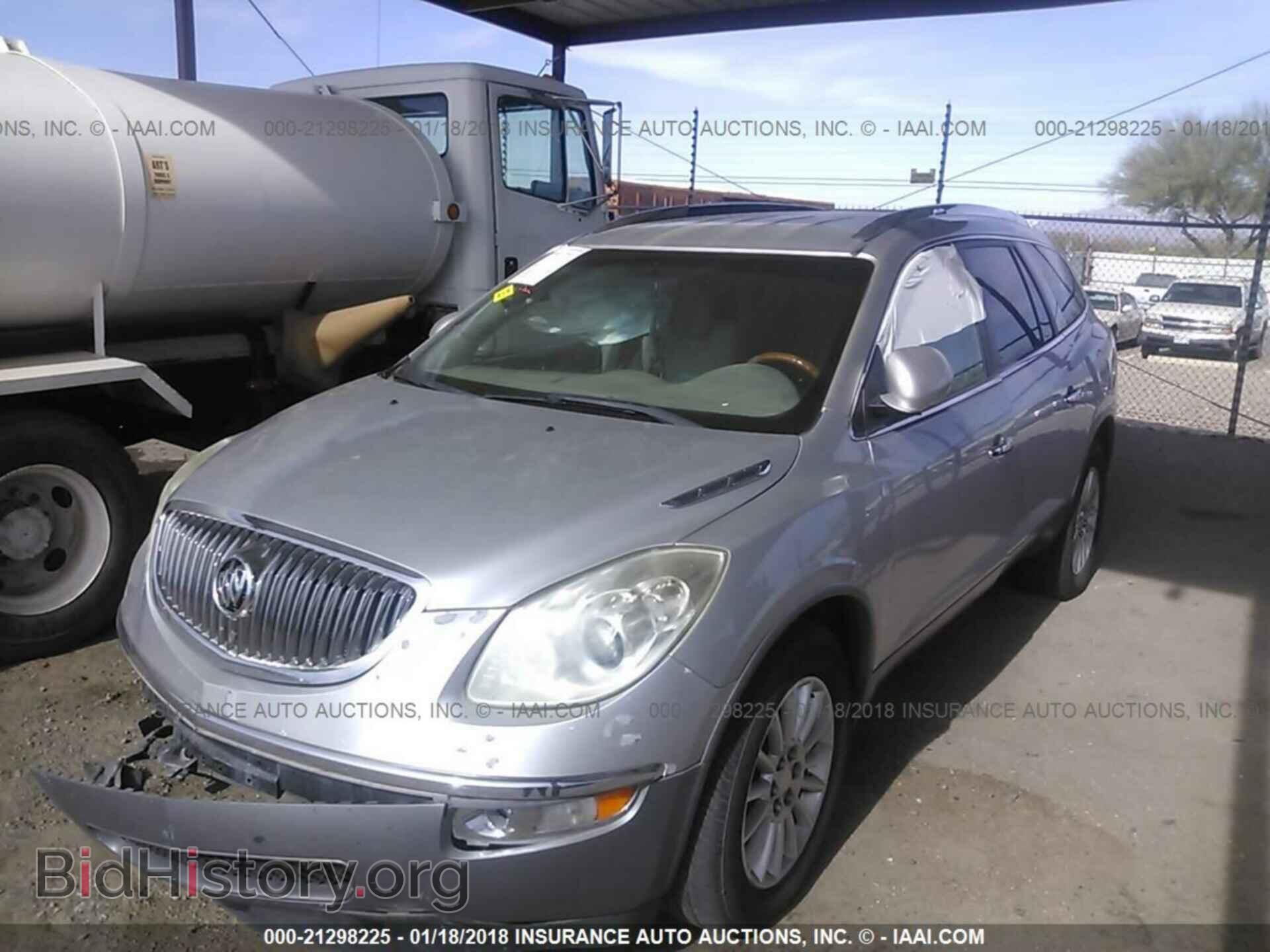 2011 Buick Enclave - VIN: 5GAKVBED7BJ106915 - Фото 2