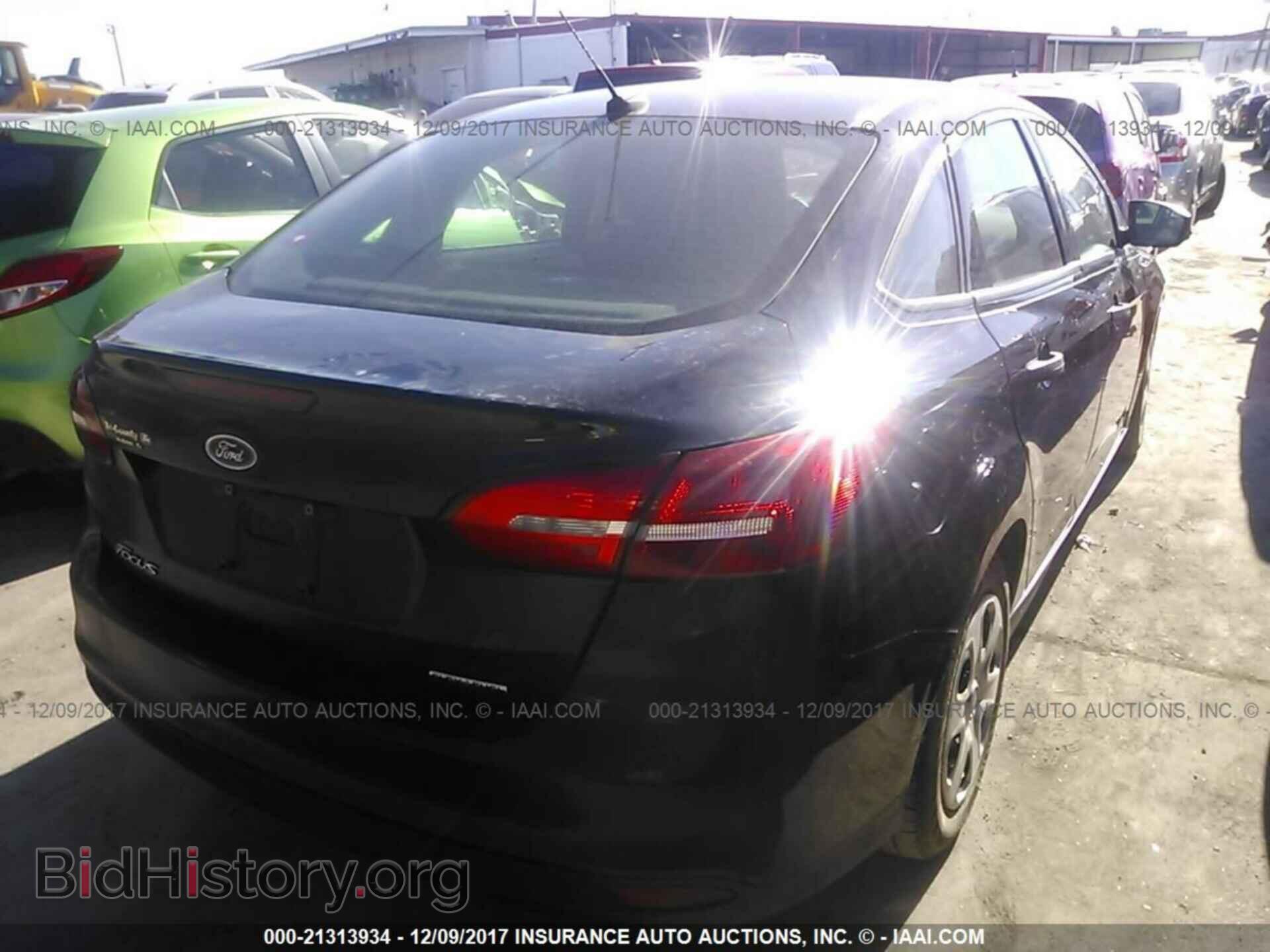 2016 Ford Focus - VIN: 1FADP3E27GL395169 - Photo 4