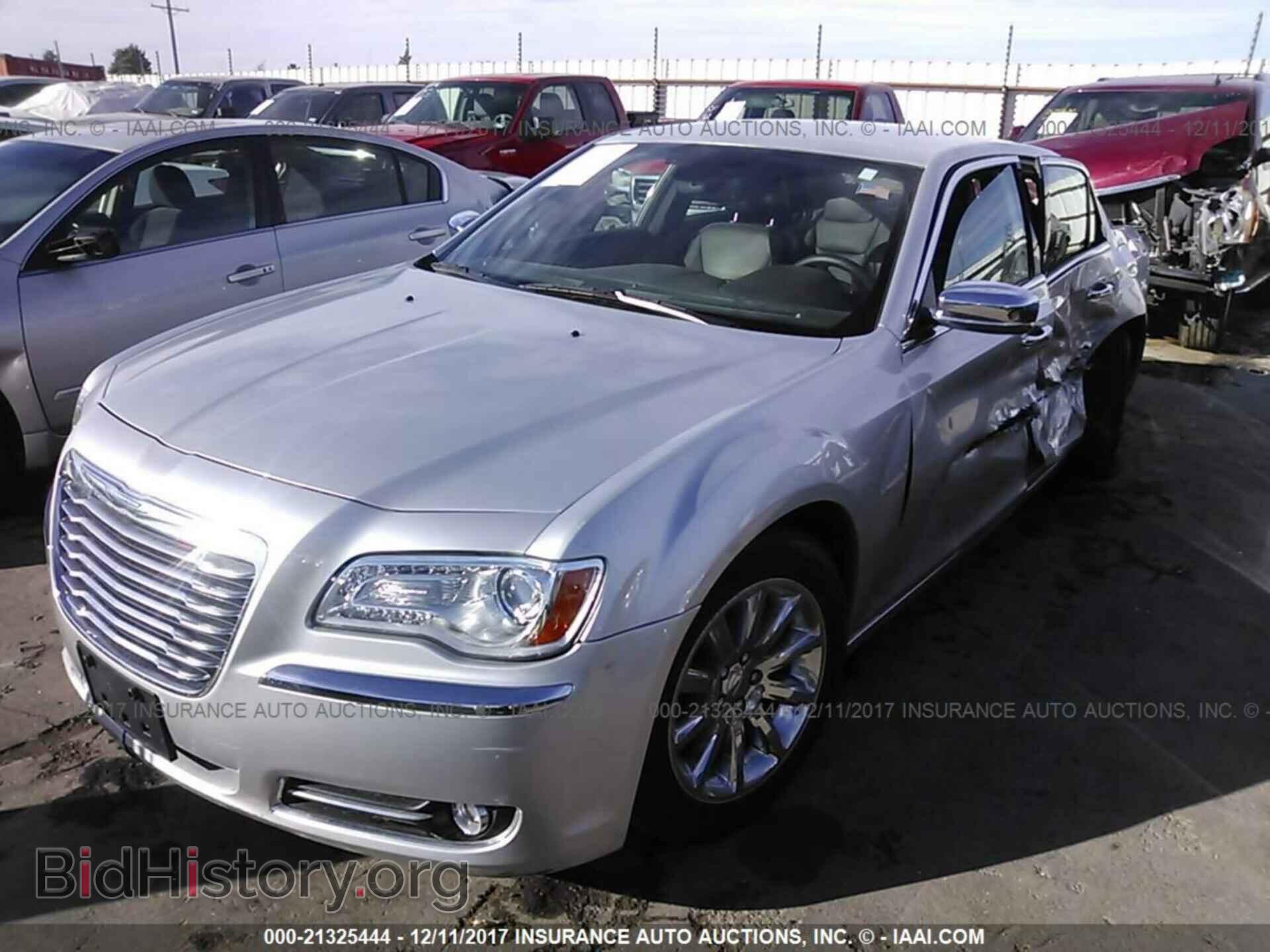 2012 Chrysler 300c - VIN: 2C3CCAET8CH264875 - Photo 2