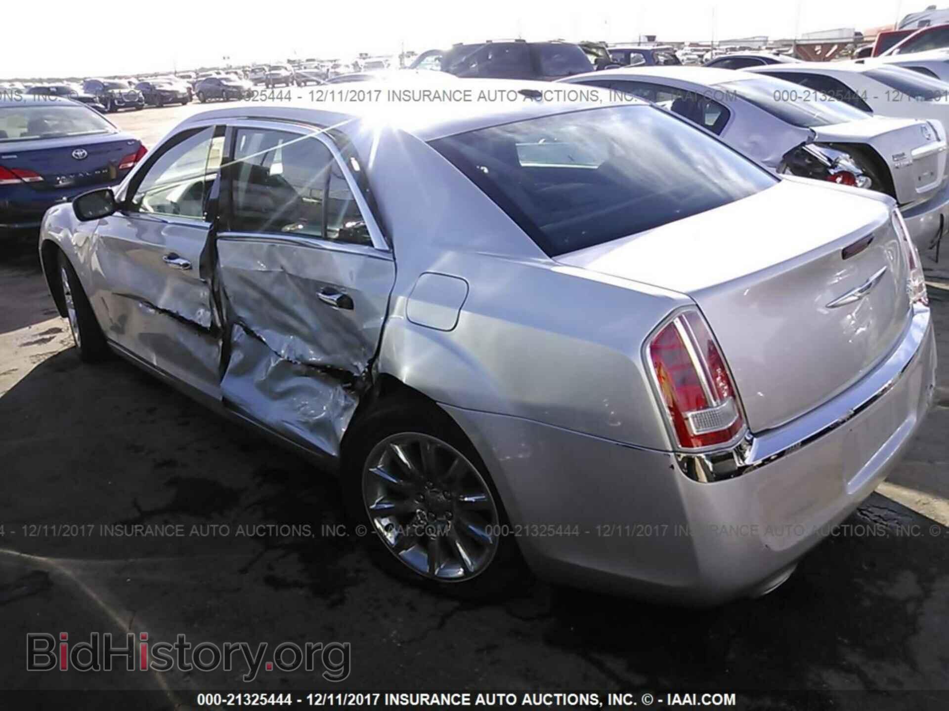 2012 Chrysler 300c - VIN: 2C3CCAET8CH264875 - Photo 3