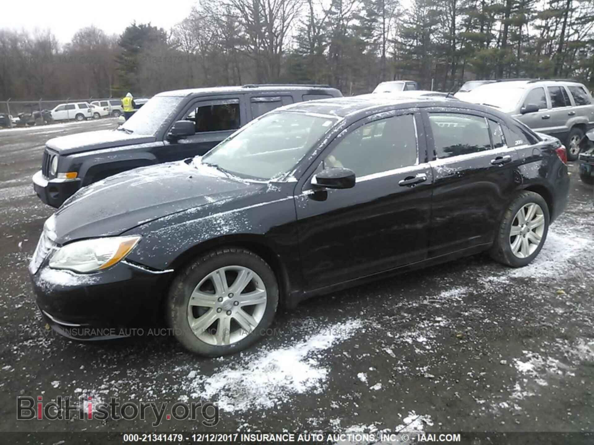 2013 Chrysler 200 - VIN: 1C3CCBAB1DN669648 - Photo 2