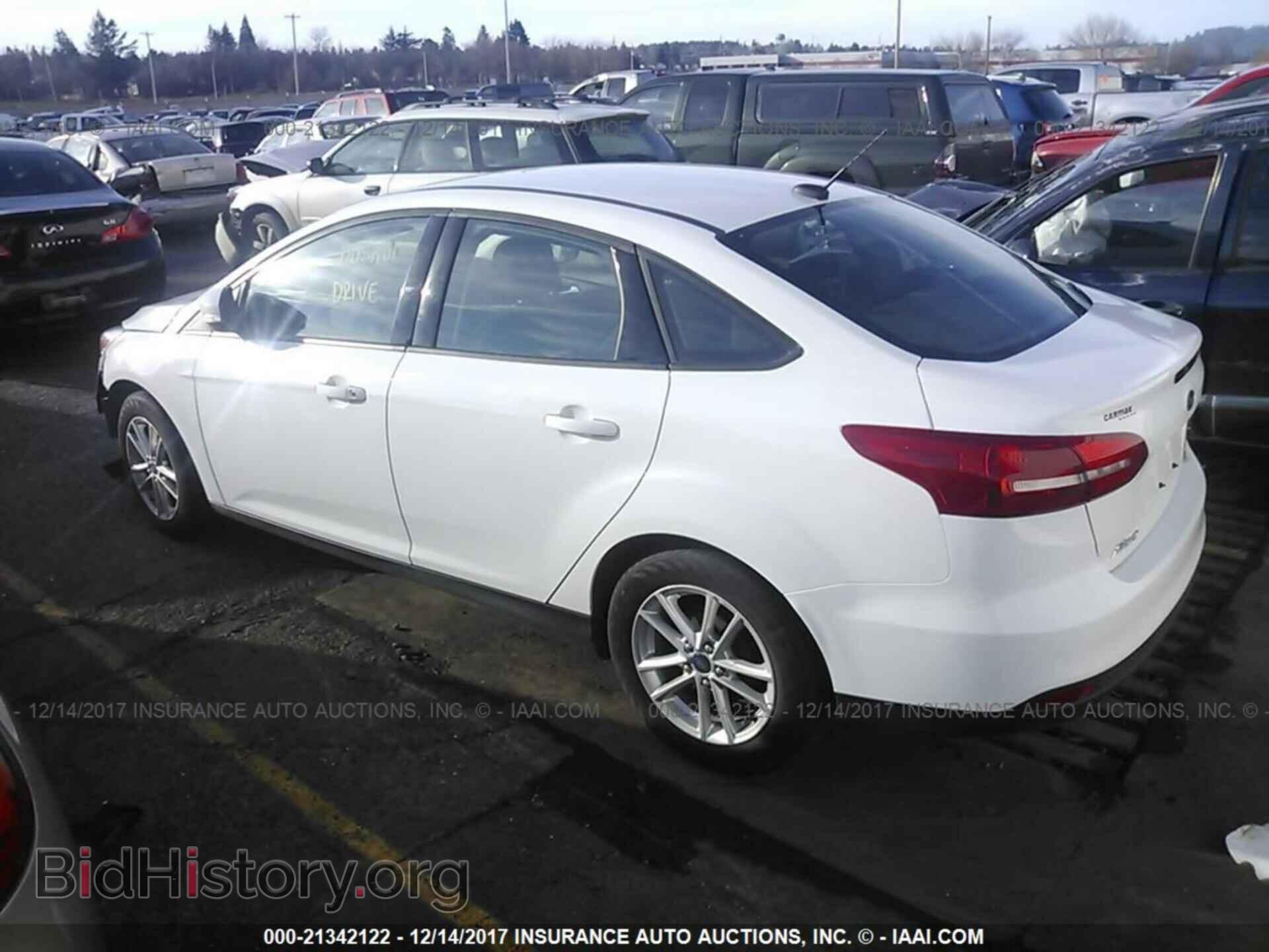 2016 Ford Focus - VIN: 1FADP3F29GL268650 - Photo 3
