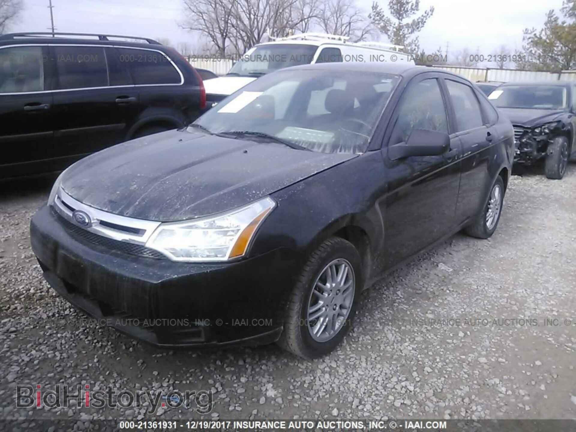 2011 Ford Focus - VIN: 1FAHP3FN2BW100349 - Фото 2