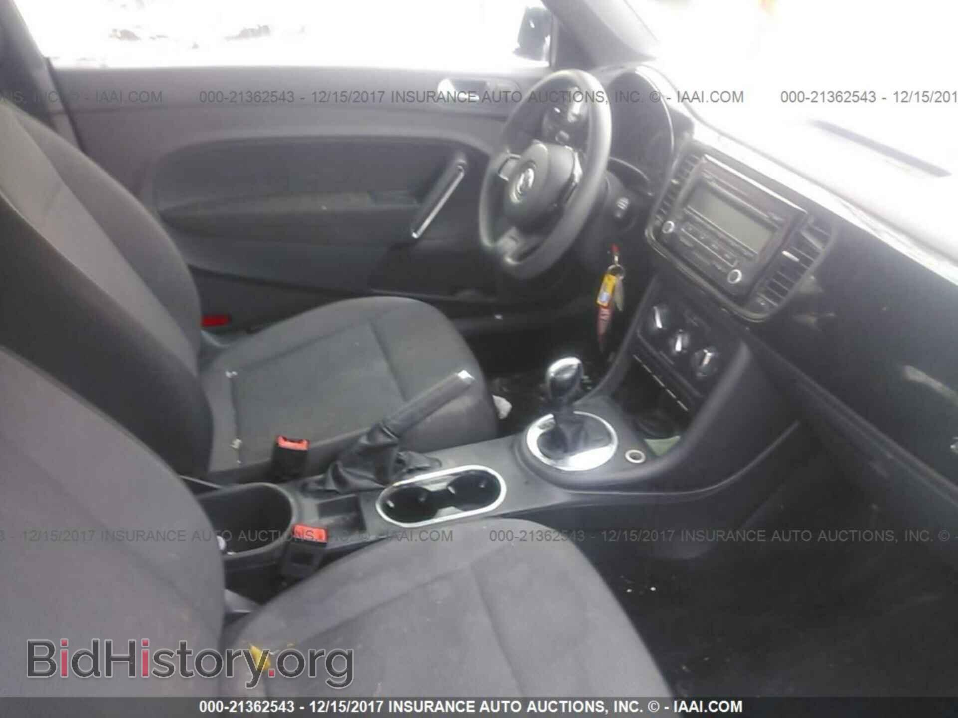 2013 Volkswagen Beetle - VIN: 3VWFP7ATXDM627649 - Фото 5