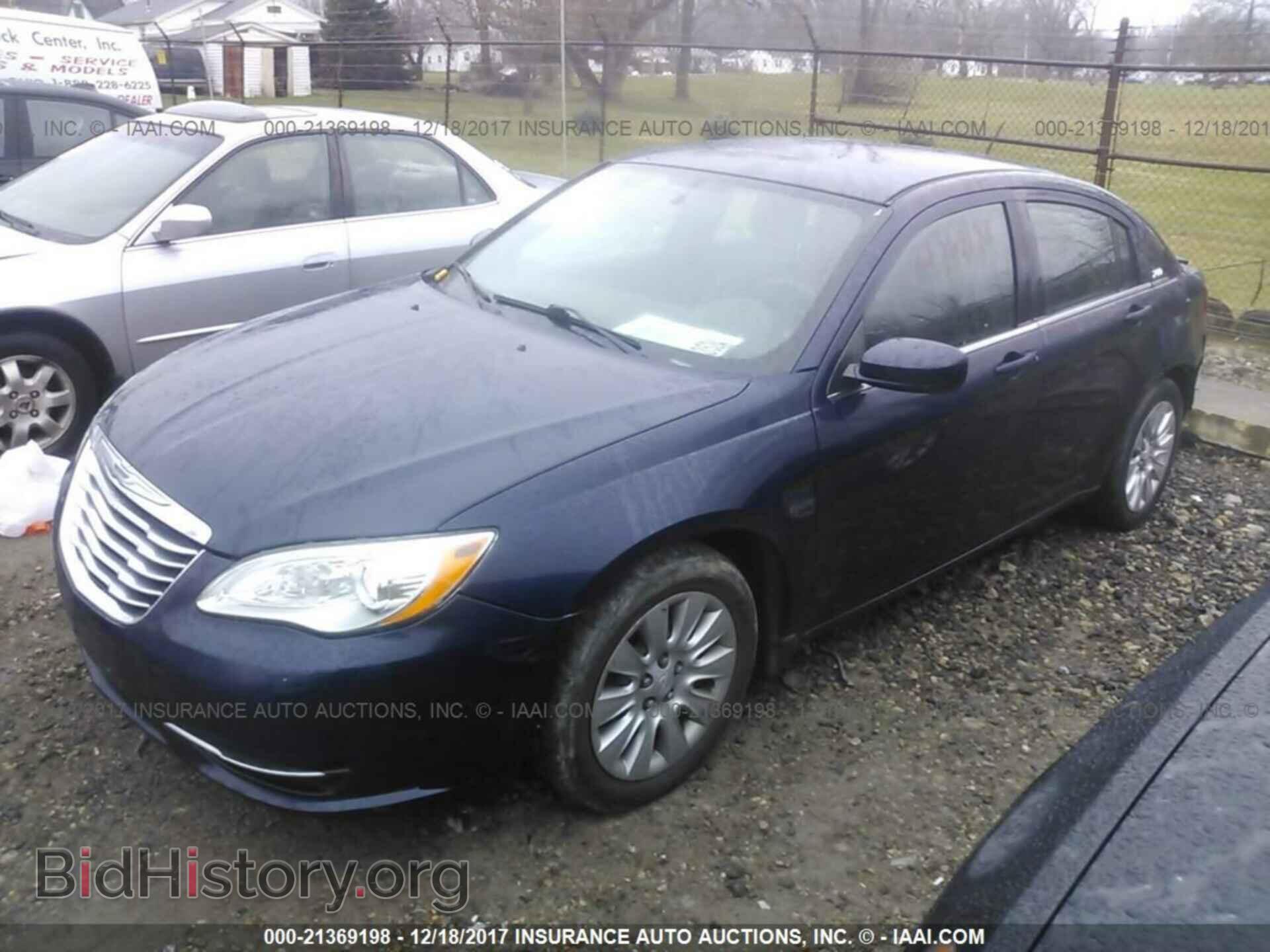2014 Chrysler 200 - VIN: 1C3CCBAB0EN124221 - Фото 2