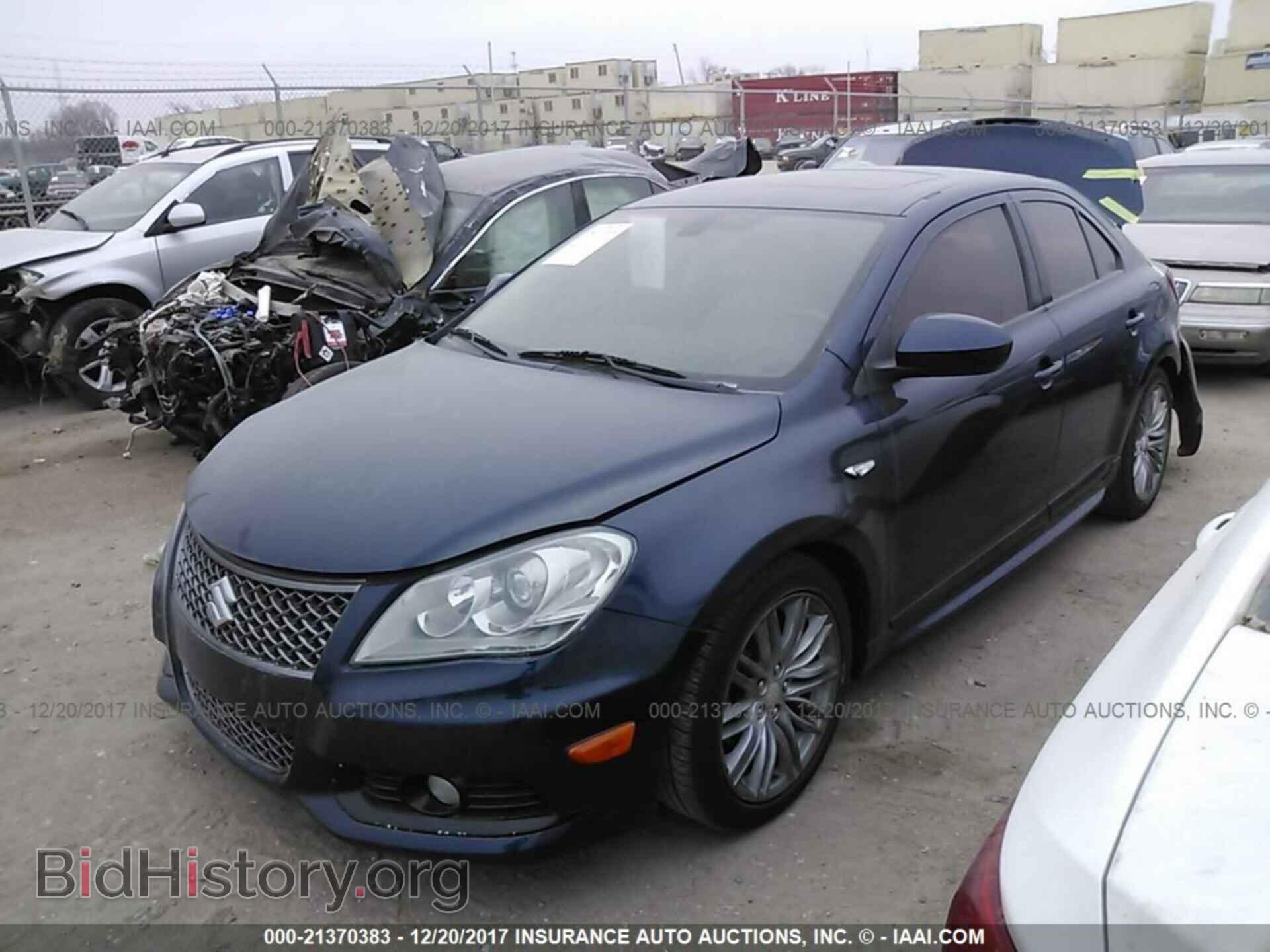 2011 Suzuki Kizashi - VIN: JS2RF9A85B6110322 - Photo 2