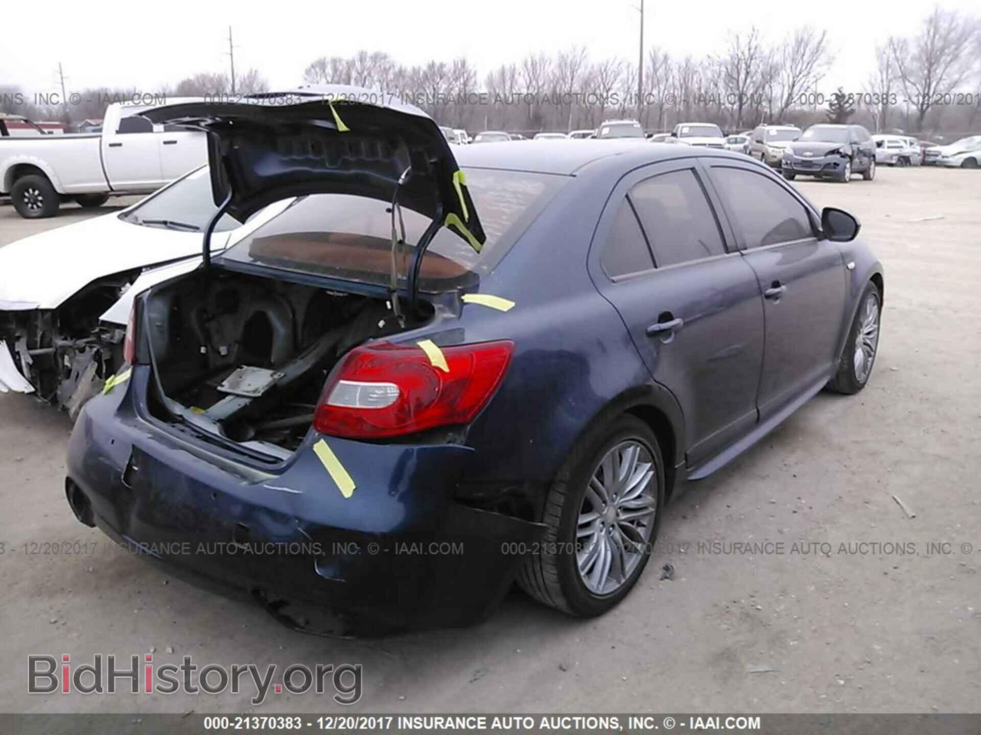 2011 Suzuki Kizashi - VIN: JS2RF9A85B6110322 - Photo 4