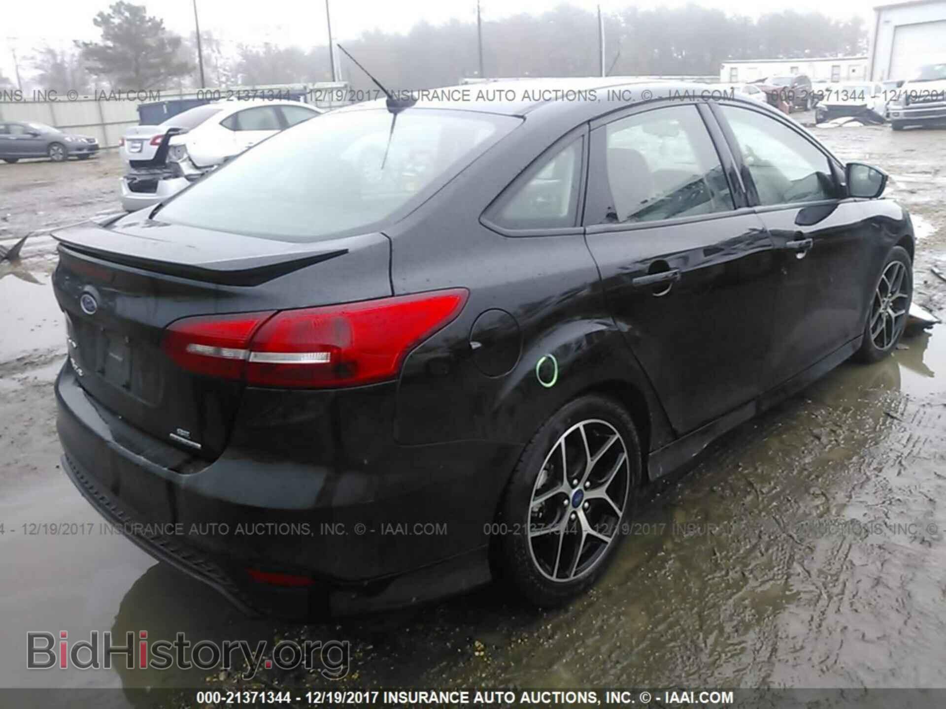 2016 Ford Focus - VIN: 1FADP3F21GL367818 - Photo 4
