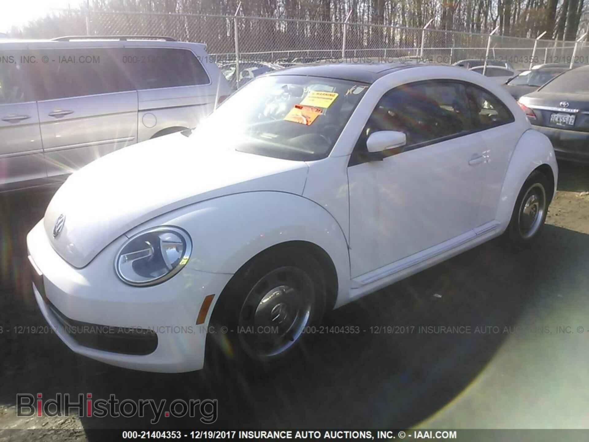 2012 Volkswagen Beetle - VIN: 3VWJP7AT9CM629062 - Фото 2