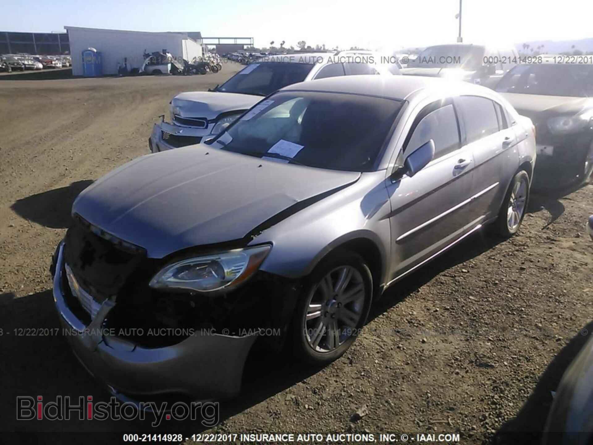 2013 Chrysler 200 - VIN: 1C3CCBBB4DN639736 - Фото 2