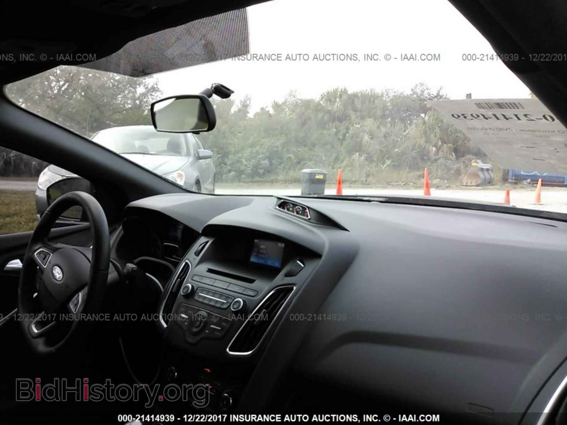 2016 Ford Focus - VIN: 1FADP3L97GL323887 - Photo 5