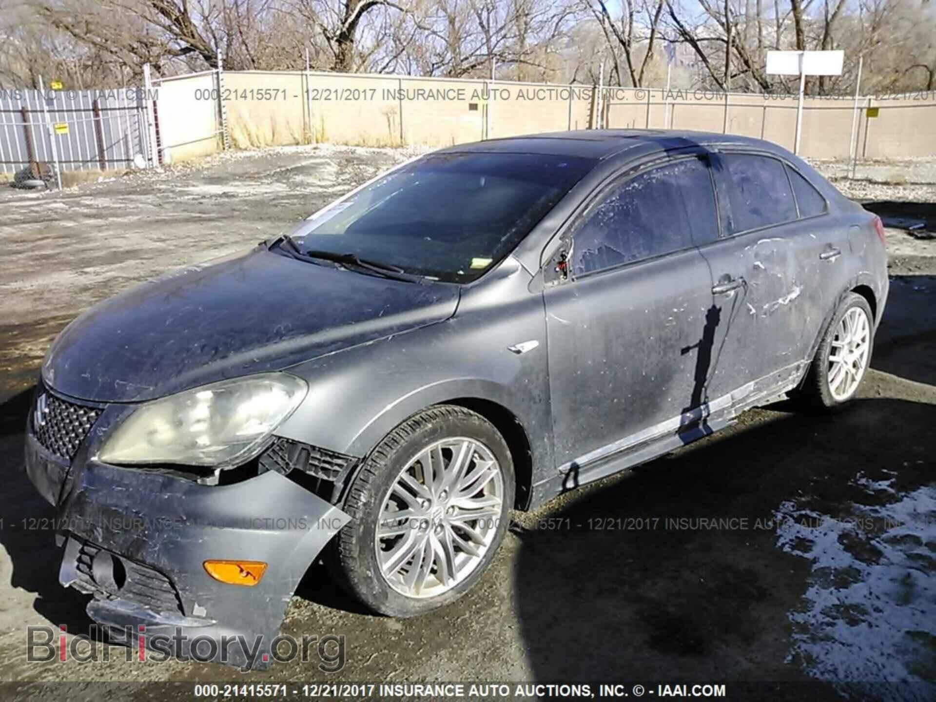 2011 Suzuki Kizashi - VIN: JS2RE9A89B6110455 - Photo 2
