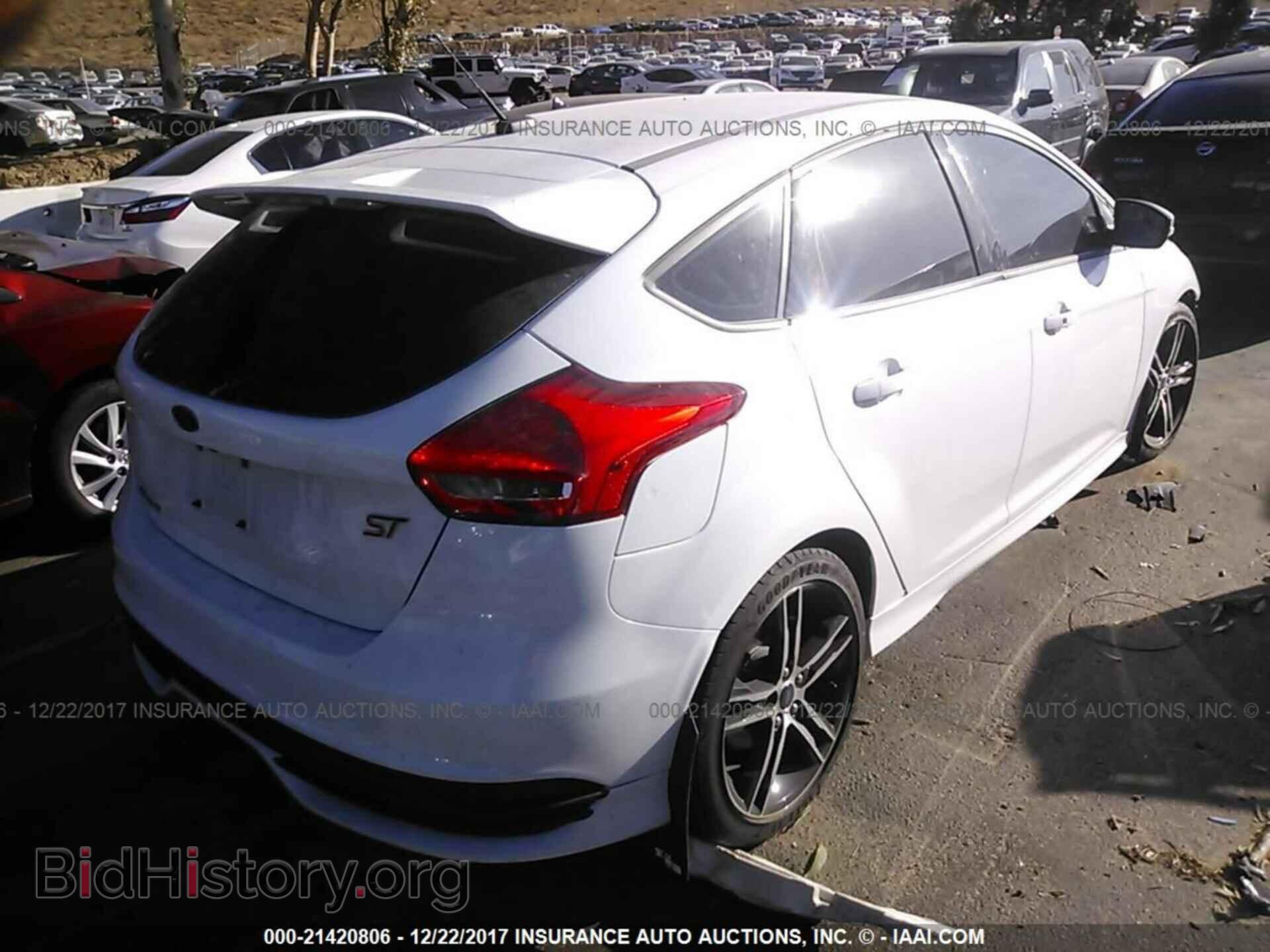 2016 Ford Focus - VIN: 1FADP3L95GL238580 - Photo 4
