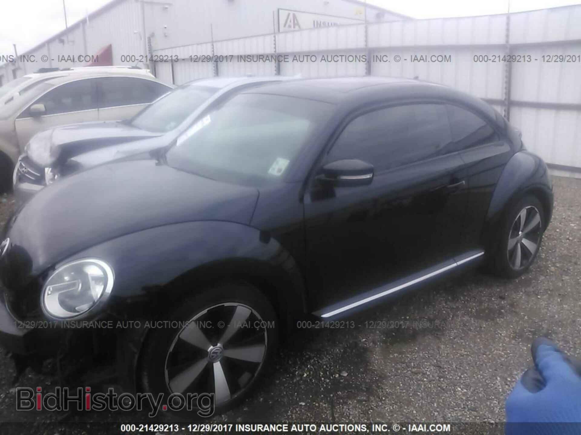 2012 Volkswagen Beetle - VIN: 3VWV87AT2CM628544 - Фото 2