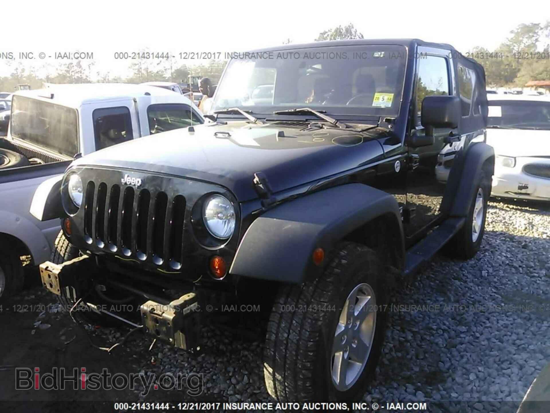 2011 Jeep Wrangler - VIN: 1J4AA2D19BL577962 - Фото 2