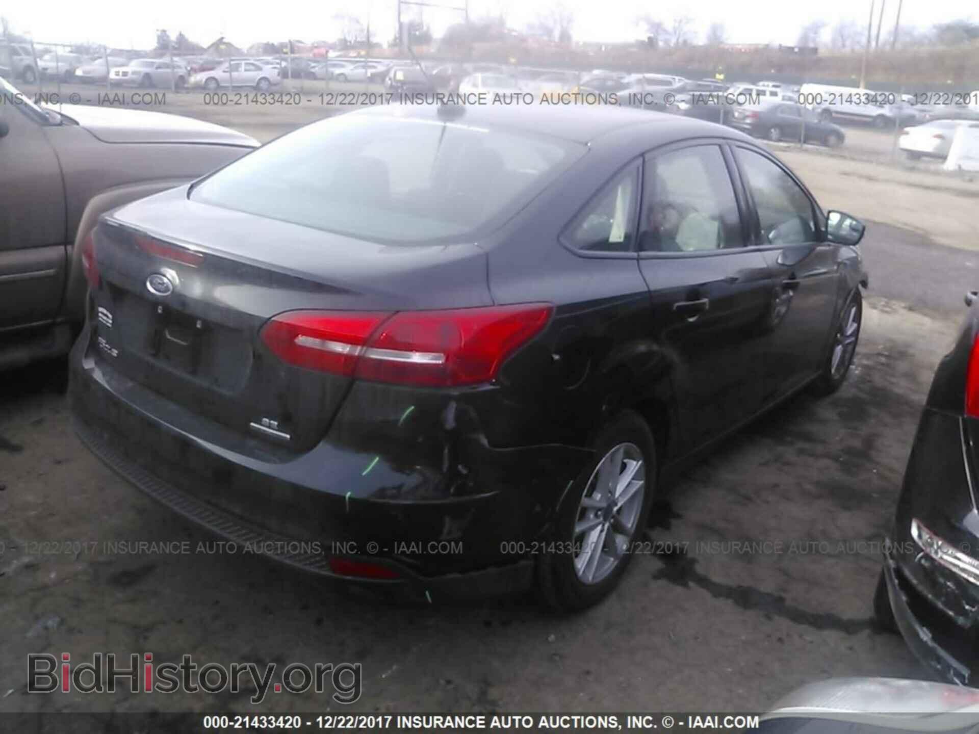 2016 Ford Focus - VIN: 1FADP3F22GL235571 - Photo 4