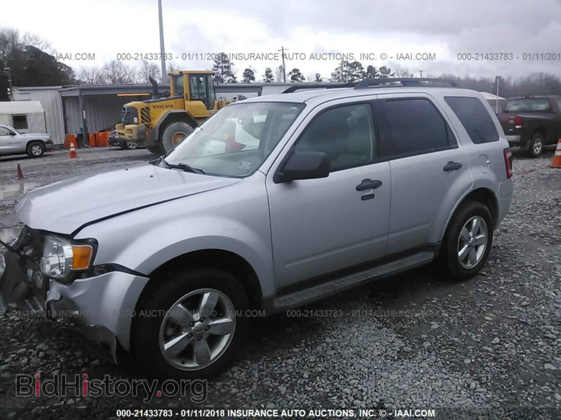 2011 Ford Escape - VIN: 1FMCU0DG2BKB09538 - Фото 2