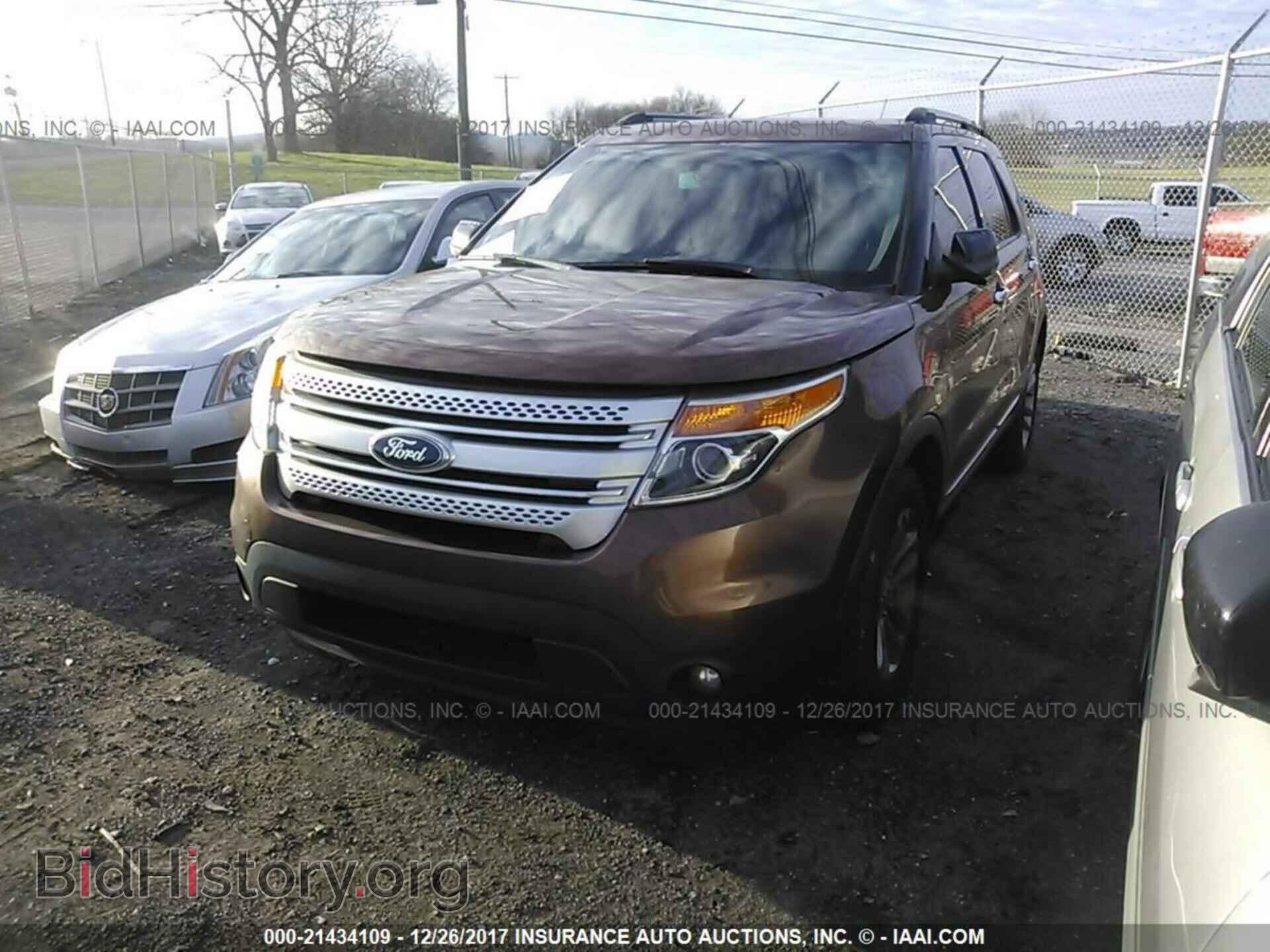 2011 Ford Explorer - VIN: 1FMHK7D82BGA02828 - Photo 2