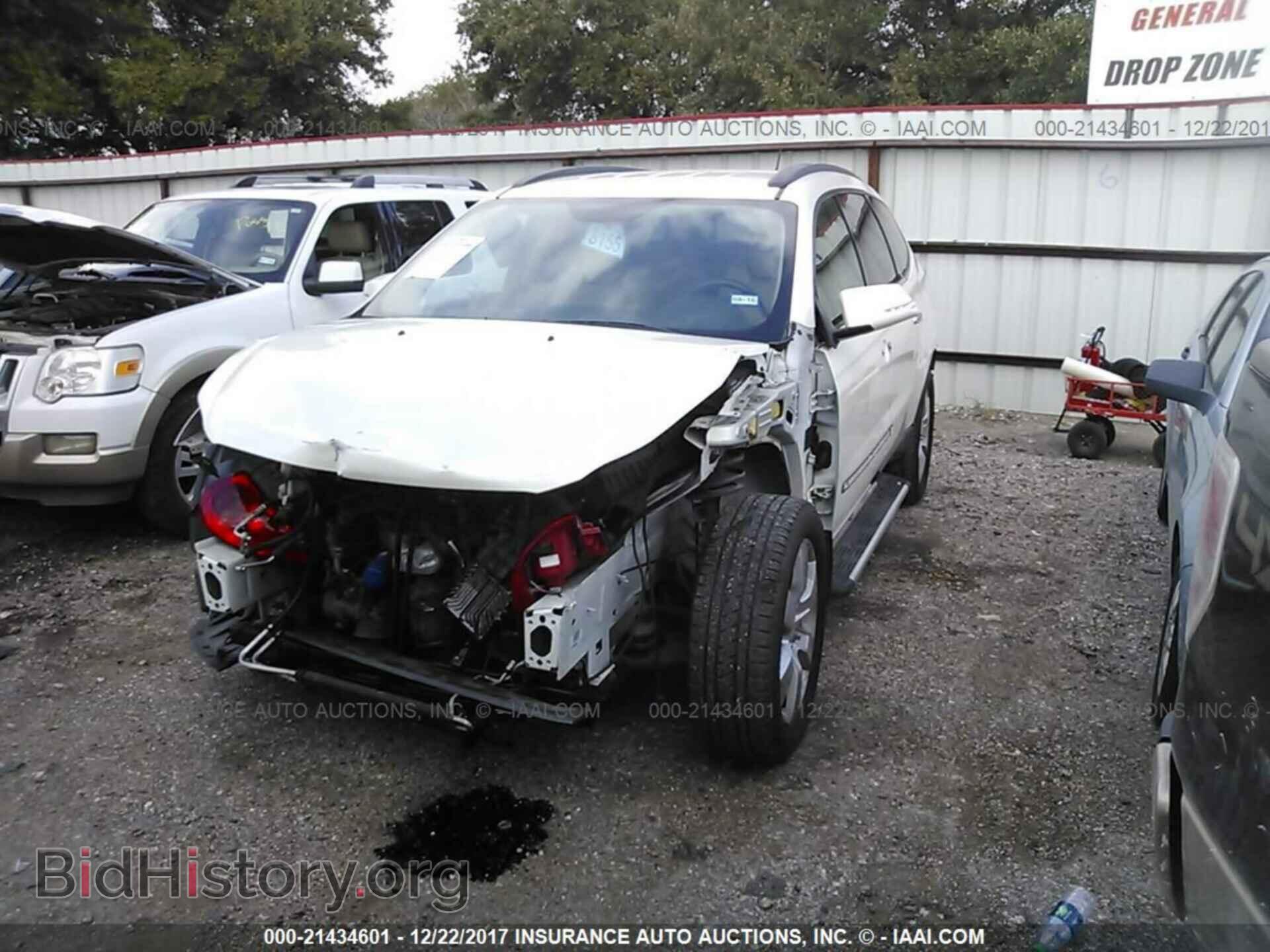 2012 Chevrolet Traverse - VIN: 1GNKRLED6CJ215044 - Фото 2