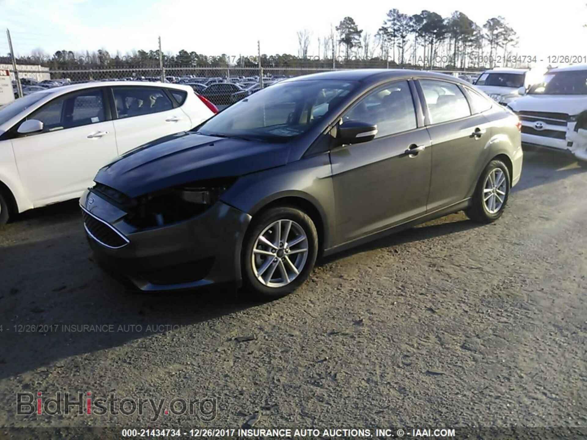 2017 Ford Focus - VIN: 1FADP3F2XHL262082 - Фото 2