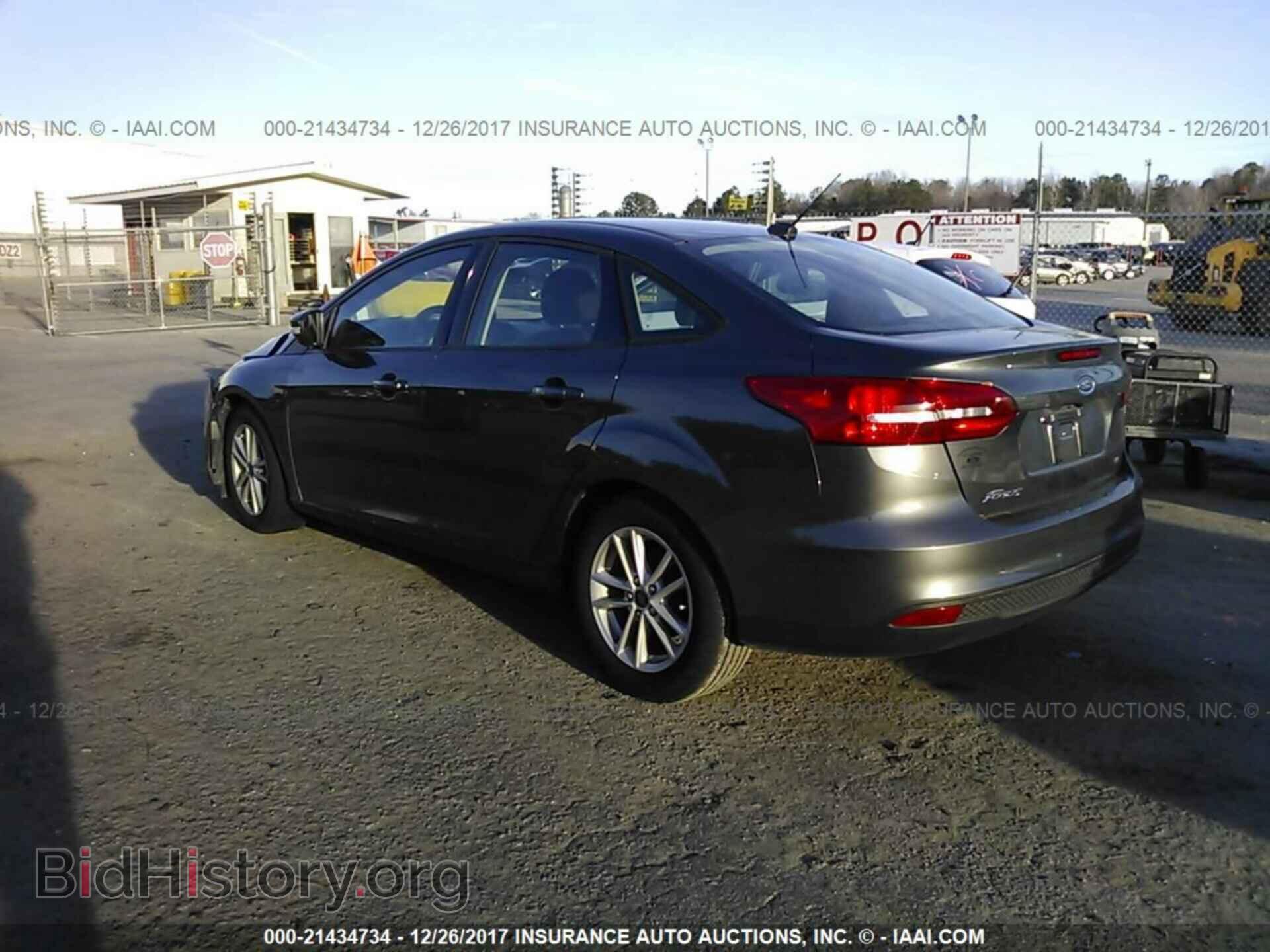 2017 Ford Focus - VIN: 1FADP3F2XHL262082 - Фото 3
