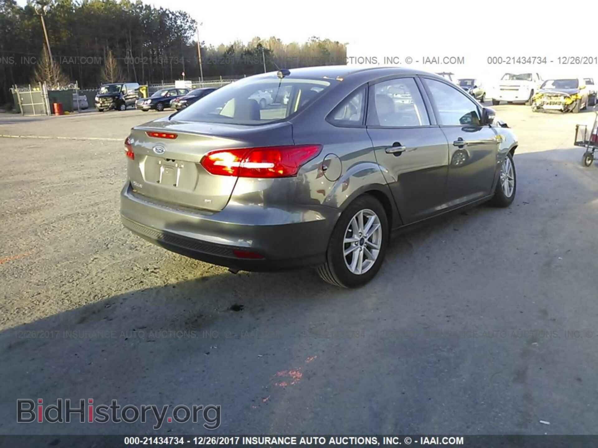 2017 Ford Focus - VIN: 1FADP3F2XHL262082 - Фото 4