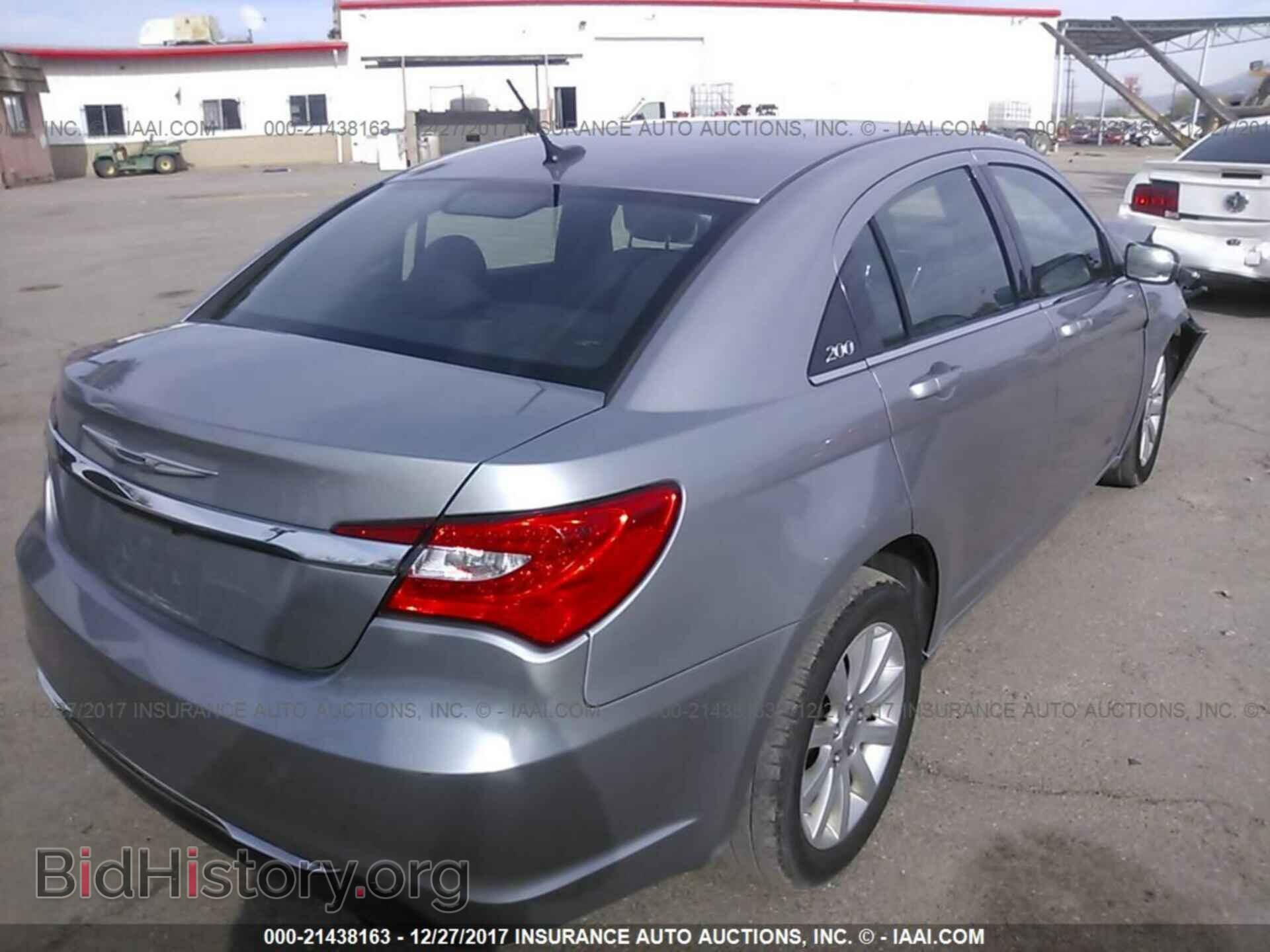 2013 Chrysler 200 - VIN: 1C3CCBBB8DN696280 - Photo 4