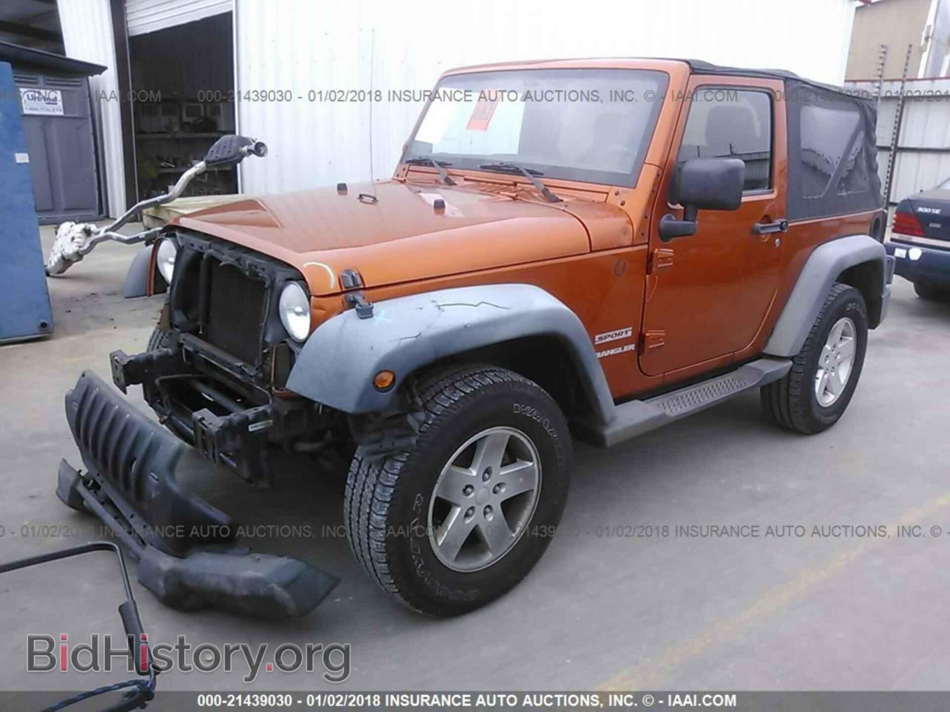 2011 Jeep Wrangler - VIN: 1J4GA2D15BL519308 - Фото 2