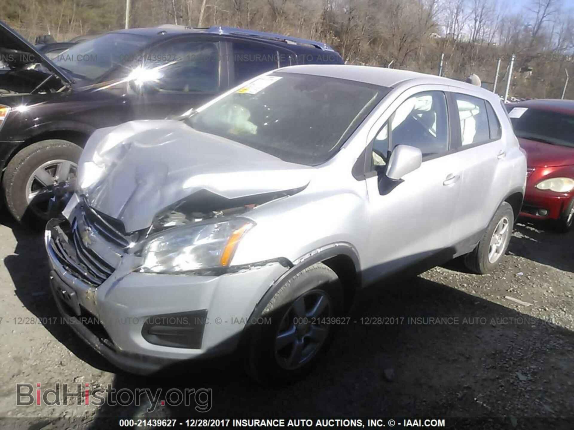 2016 Chevrolet Trax - VIN: 3GNCJNSB1GL244640 - Photo 2