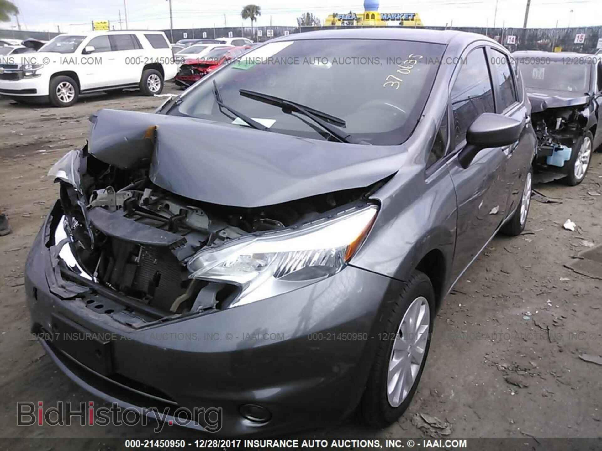 2016 Nissan Versa note - VIN: 3N1CE2CP1GL370635 - Фото 2