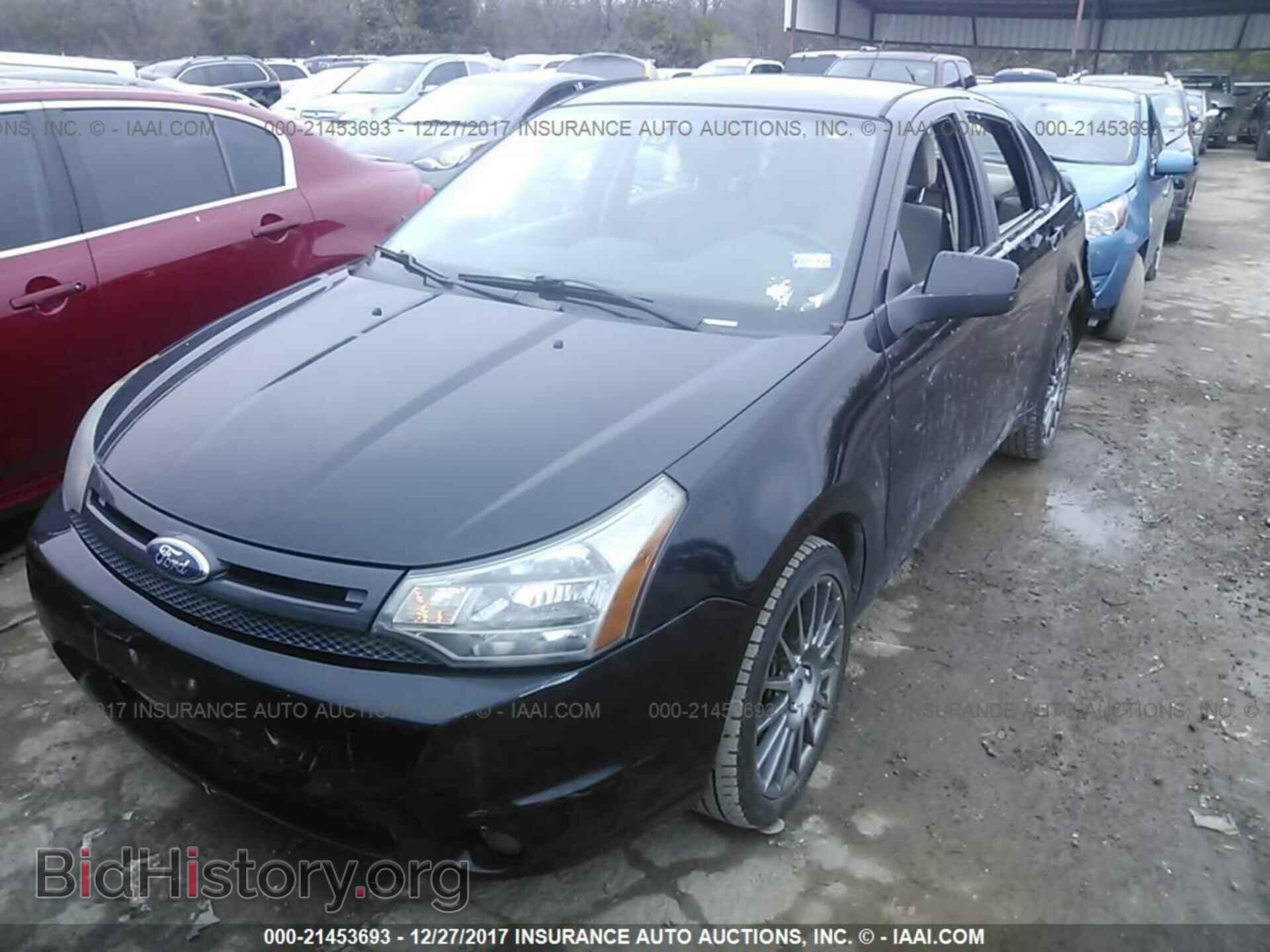 2011 Ford Focus - VIN: 1FAHP3GN9BW202021 - Фото 2