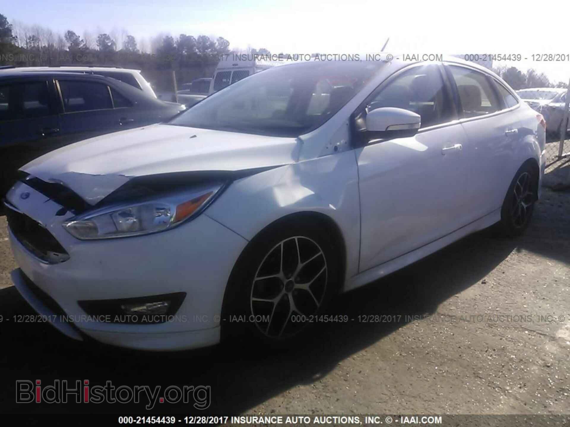 2015 Ford Focus - VIN: 1FADP3F24FL208984 - Photo 2