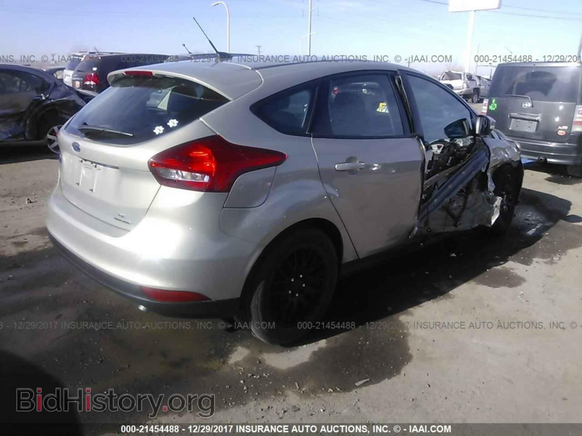 2016 Ford Focus - VIN: 1FADP3K2XGL383733 - Photo 4