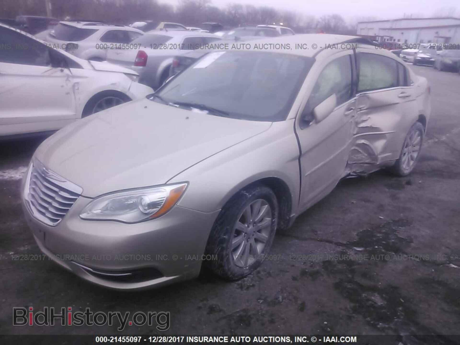 2013 Chrysler 200 - VIN: 1C3CCBBG0DN678805 - Фото 2