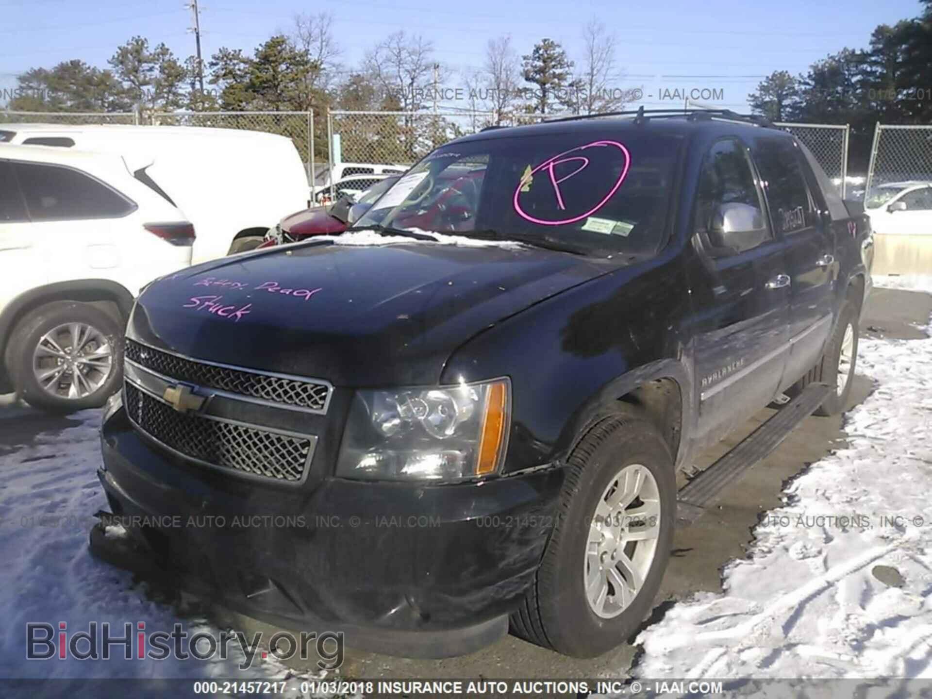 2011 Chevrolet Avalanche - VIN: 3GNTKGE32BG366177 - Фото 2